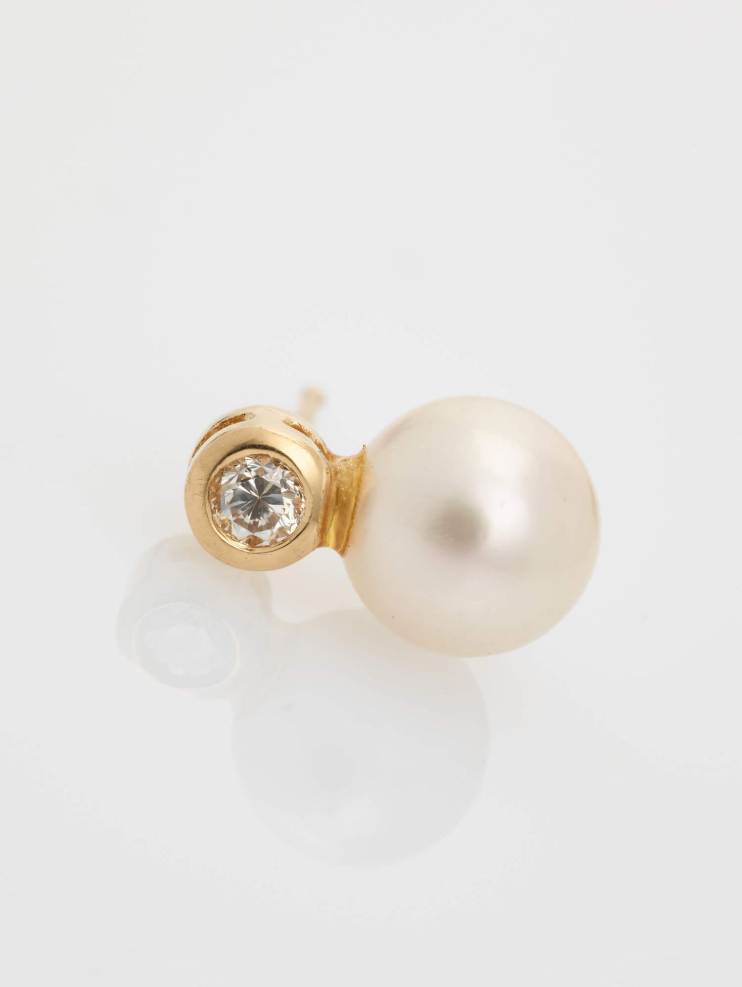 A PAIR OF 14 CARAT YELLOW GOLD EAR STUDS WITH PEARLS AND DIAMONDS hallmarked ‘14K’ and with a - Image 2 of 5