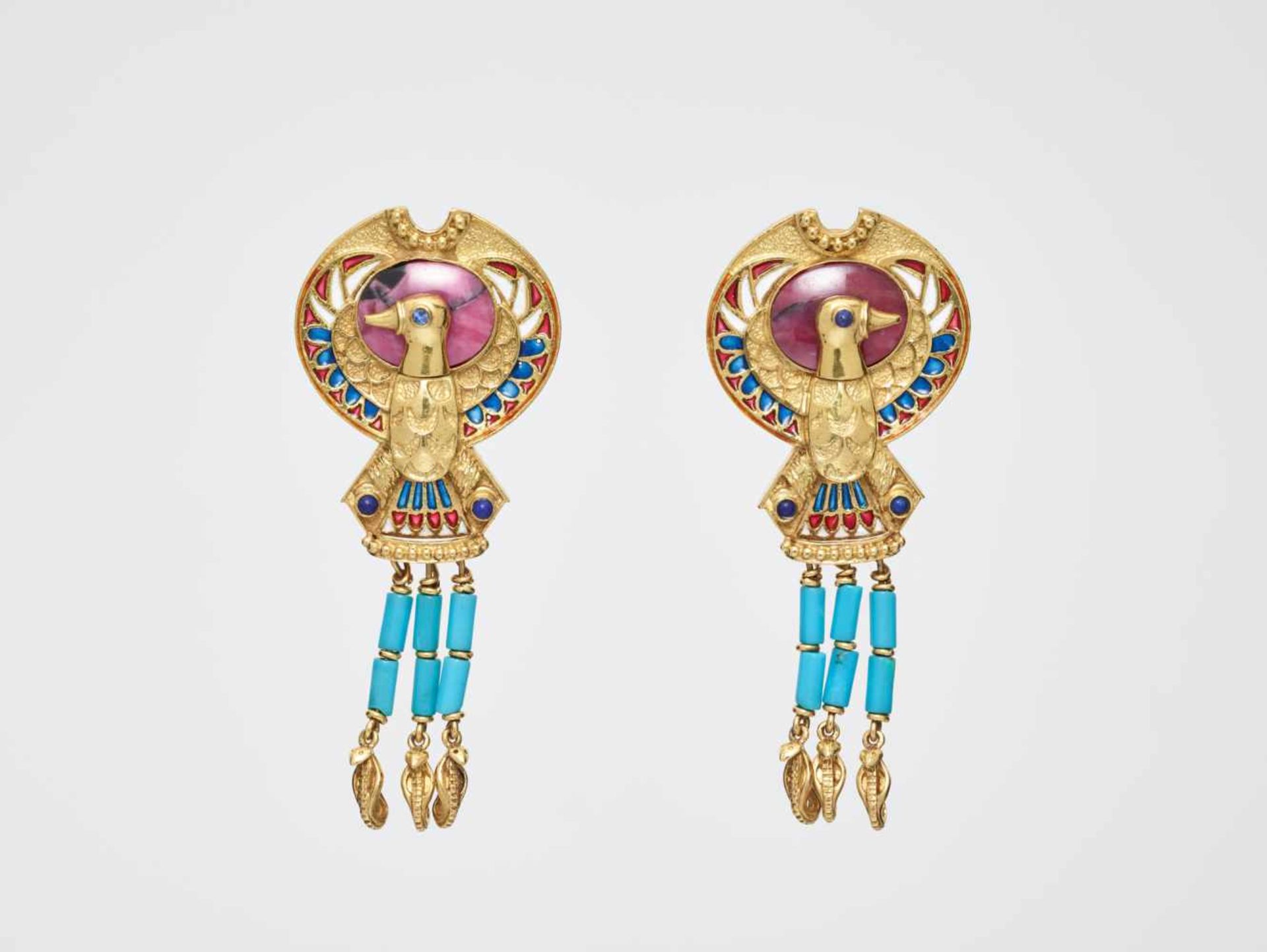 AN UNUSUAL PAIR OF ‘EGYPTIAN REVIVAL’ EAR CLIPSpossibly FrenchAfter 1900, each with ‘25B’ hallmark