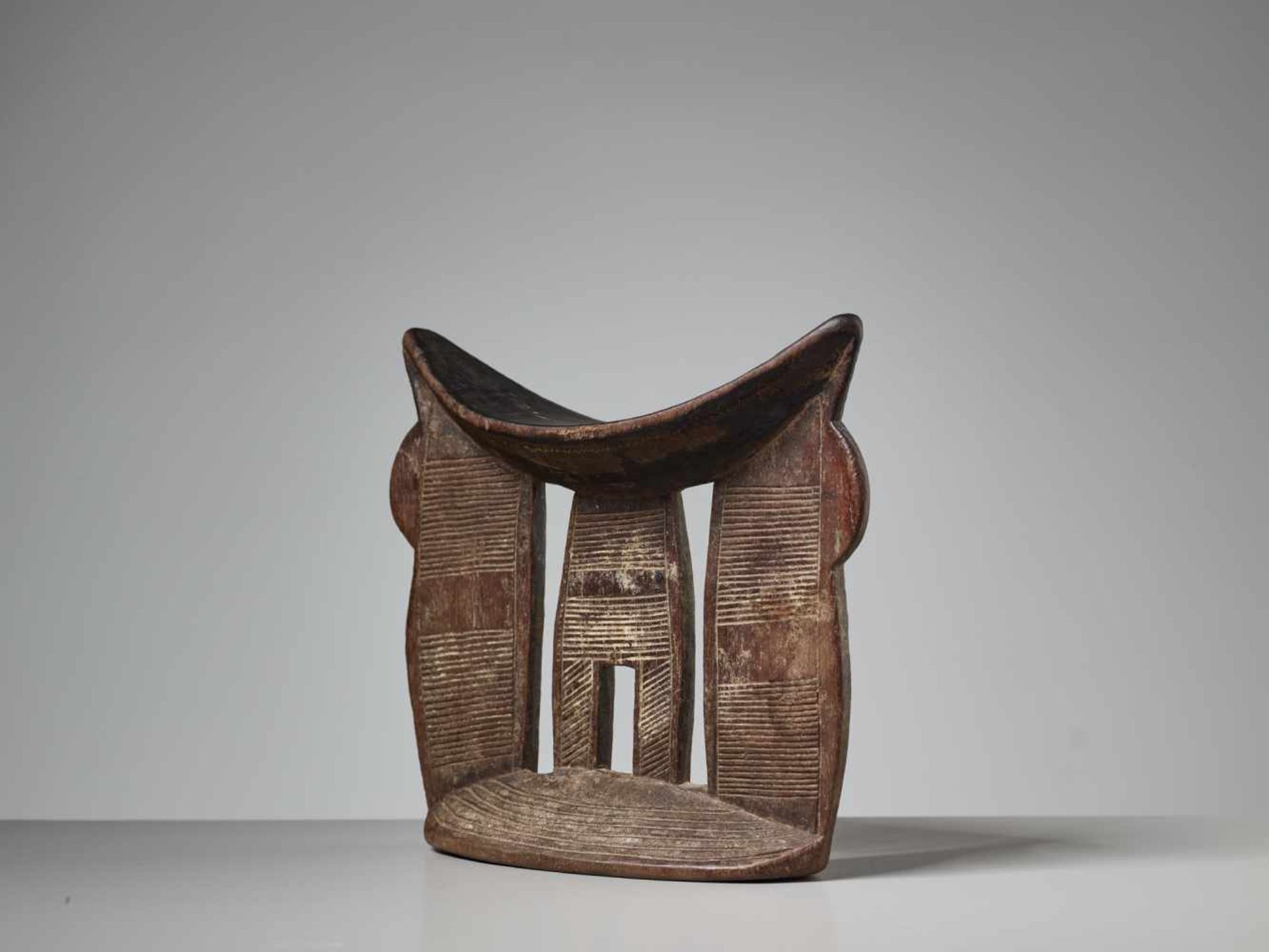 A FINELY CARVED NECK REST, ETHIOPIA, KAMBATA PEOPLEWood, remnants of kaolinEthiopia, Kambata - Image 4 of 6