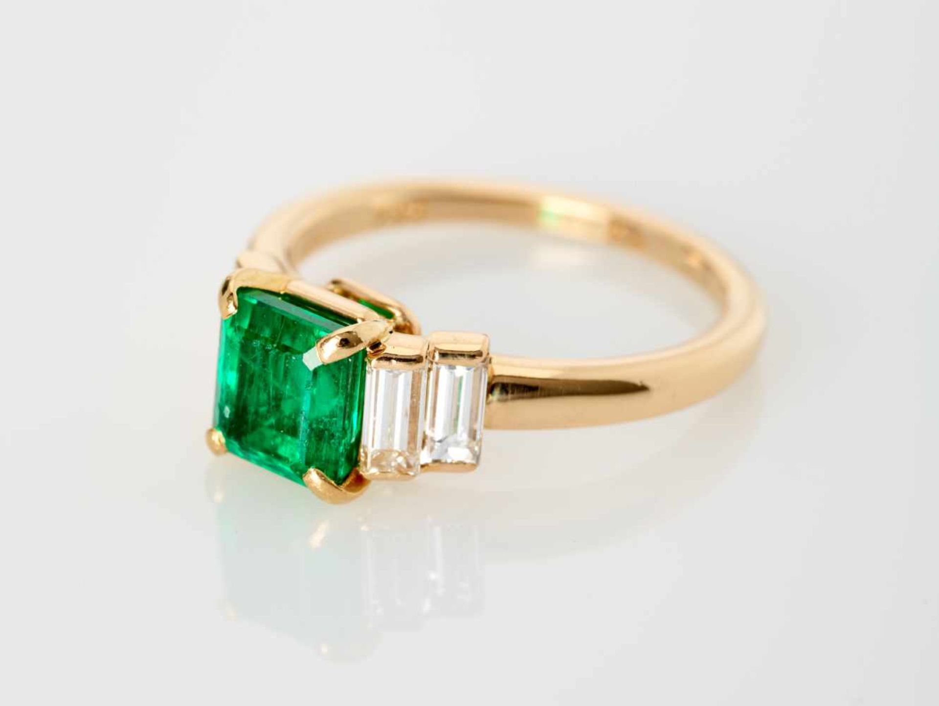 AN IMPORTANT CARTIER EMERALD AND DIAMOND RING Franceca. 1990, signed ‘Cartier’, assay ‘750’, numbers - Image 8 of 9