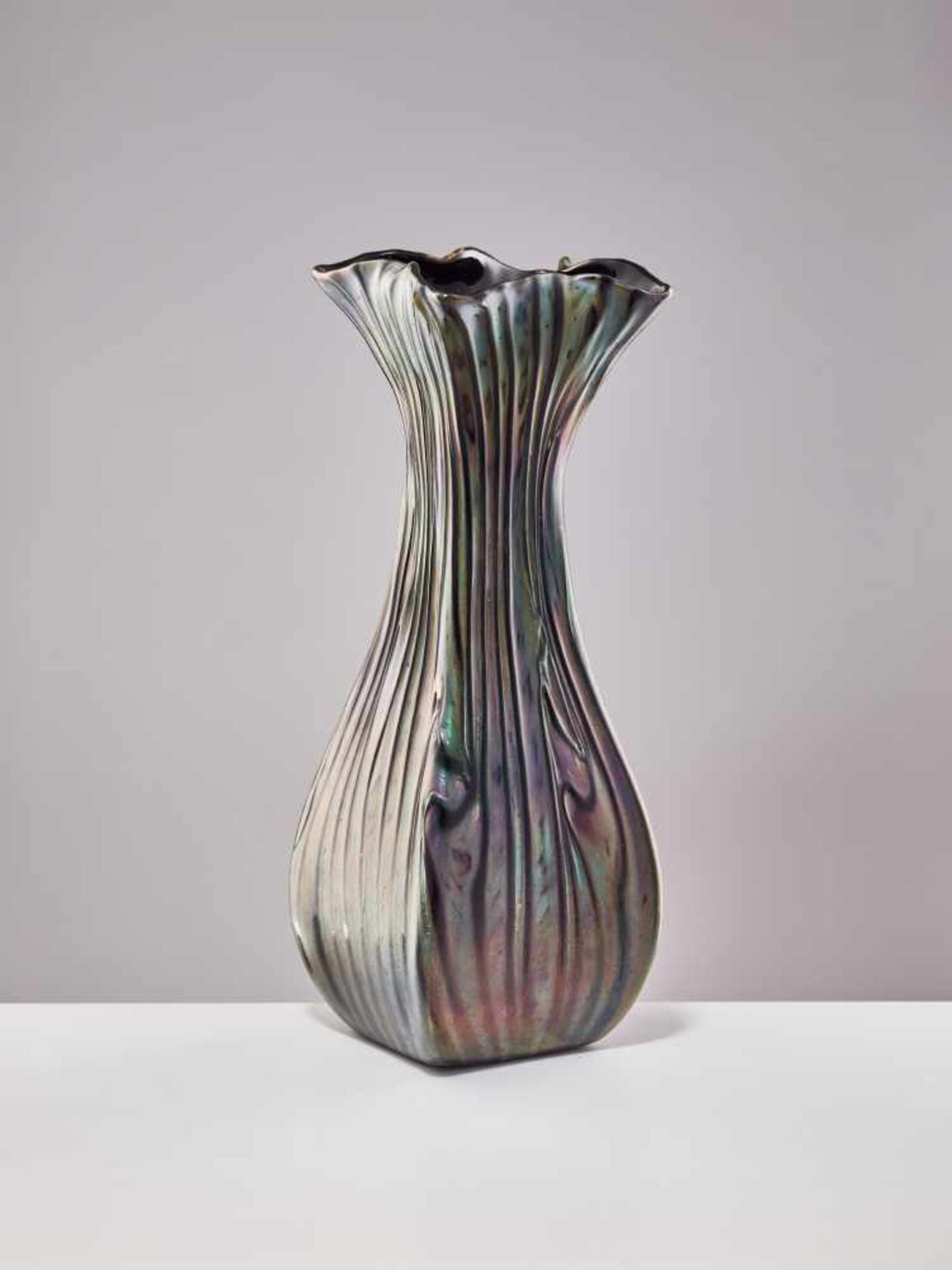 LÖTZ, ‘WELLENOPTISCH’ GLASS VASE WITH OVERLAID THREADS, 1904 Johann Lötz Witwe GlasmanufakturBlack - Bild 4 aus 7