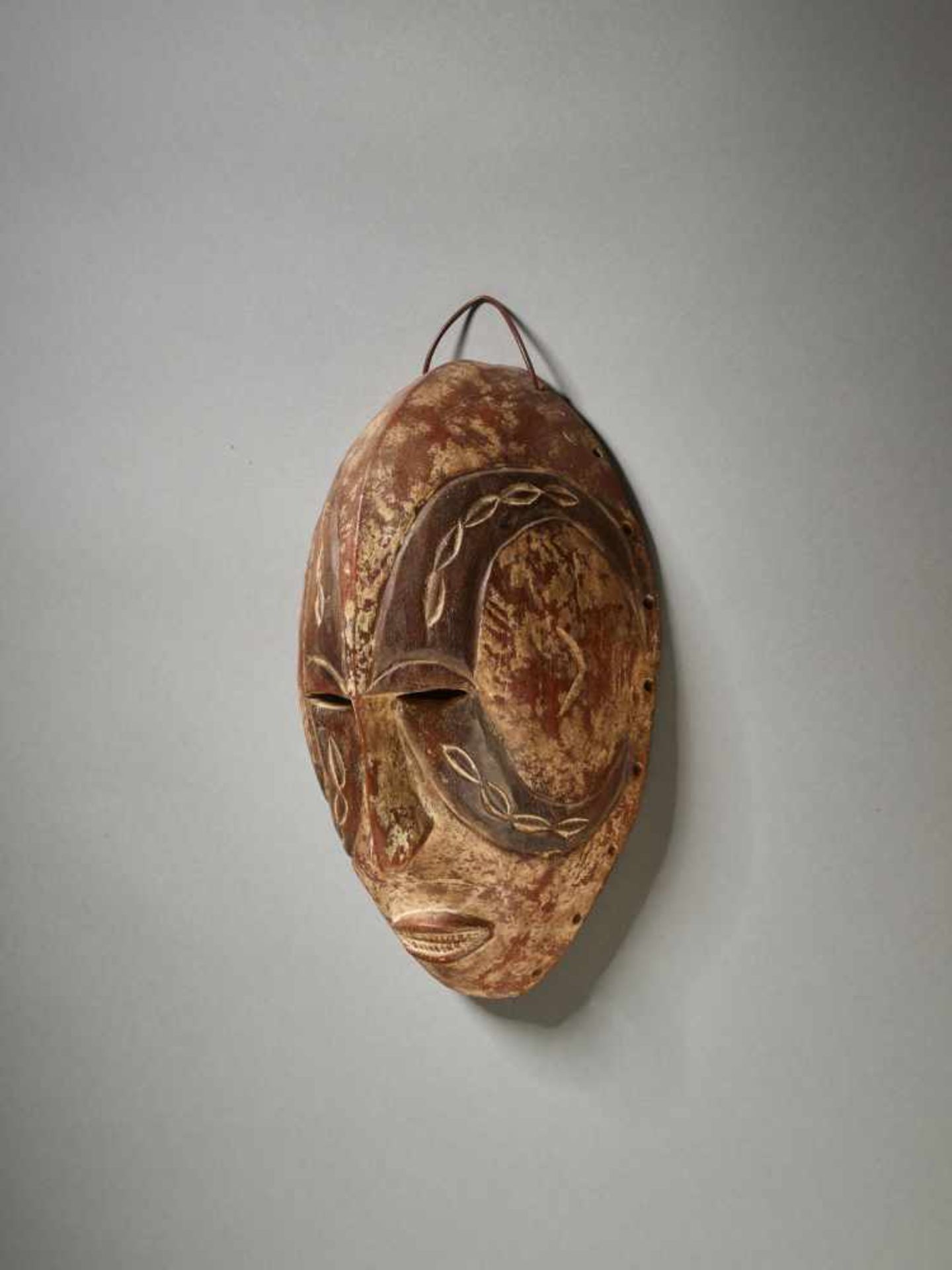 A DEANGLE MASK, CÔTE D‘IVOIRE / LIBERIA, DAN PEOPLEPainted wood, kaolinCôte d’Ivoire / Liberia, - Image 3 of 5