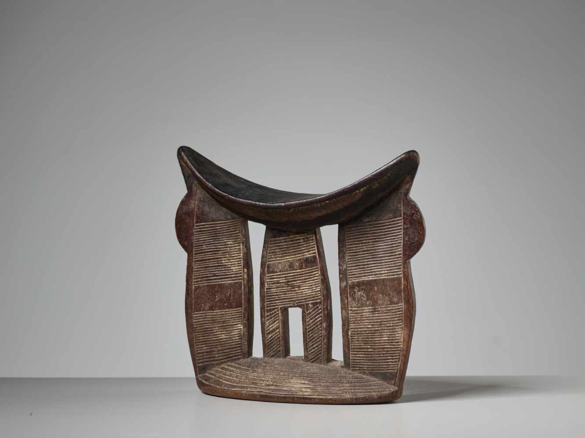 A FINELY CARVED NECK REST, ETHIOPIA, KAMBATA PEOPLEWood, remnants of kaolinEthiopia, Kambata - Image 2 of 6