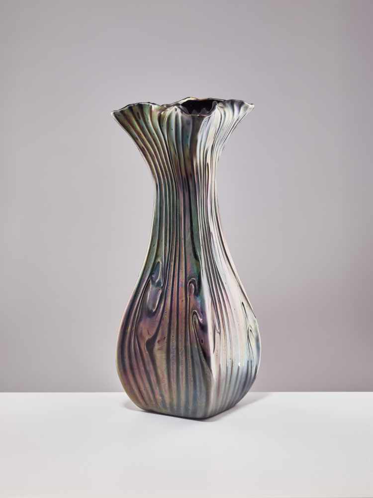 LÖTZ, ‘WELLENOPTISCH’ GLASS VASE WITH OVERLAID THREADS, 1904 Johann Lötz Witwe GlasmanufakturBlack - Image 2 of 7