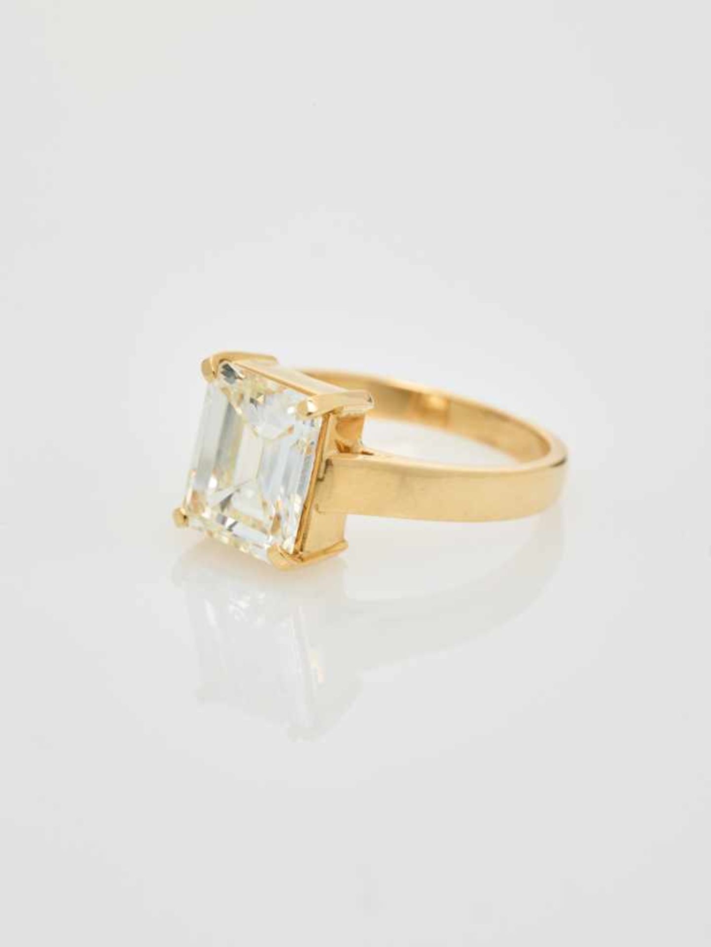 A 3.61 CARAT SOLITAIRE DIAMOND RINGItalyafter 1980, hallmark ‘750’Accompanied by GIA (Gemological - Image 6 of 7