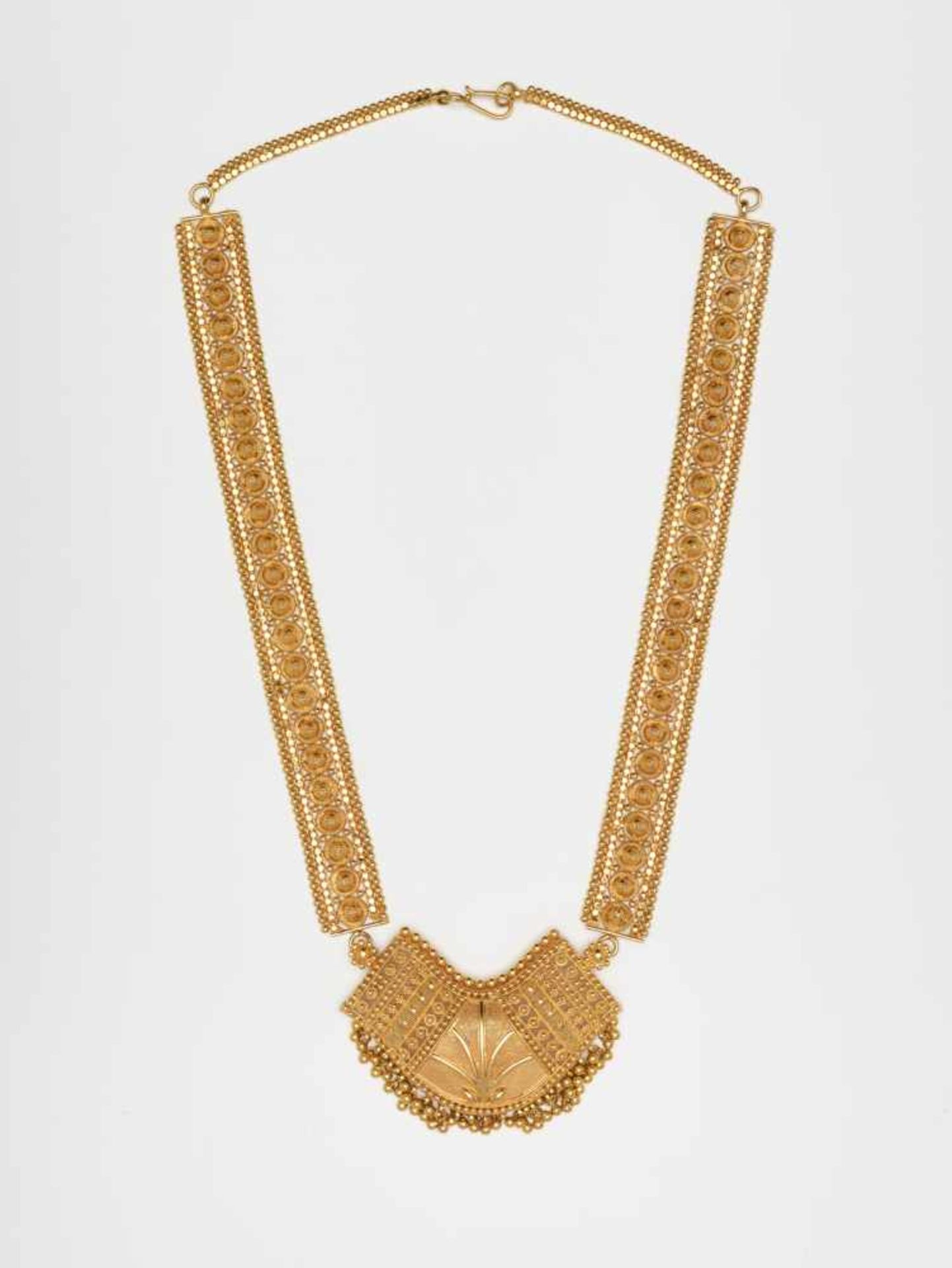 AN ORIENTAL 22 CARAT YELLOW GOLD SET WITH NECKLACE AND EARRINGSIndia1990s, hallmarked ‘22C’ on - Image 6 of 13