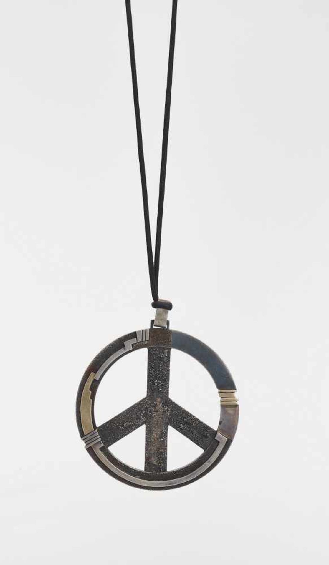 A FUNKY 1980s SILVER AND GOLD PENDANT IN SHAPE OF PEACE SIGNAustria1980s, hallmarked ‘835’ and