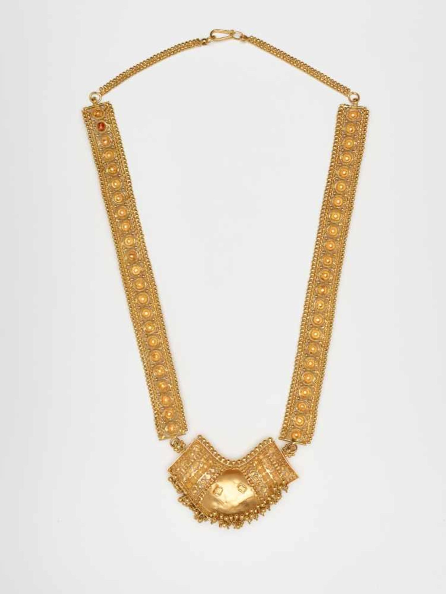 AN ORIENTAL 22 CARAT YELLOW GOLD SET WITH NECKLACE AND EARRINGSIndia1990s, hallmarked ‘22C’ on - Image 7 of 13