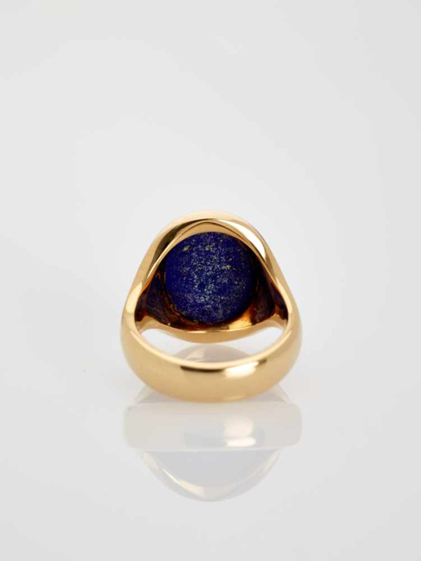 AN 18 CARAT YELLOW GOLD SIGNET RING WITH LAPIS LAZULI COAT OF ARMSGermanymid-20th century, - Image 6 of 6