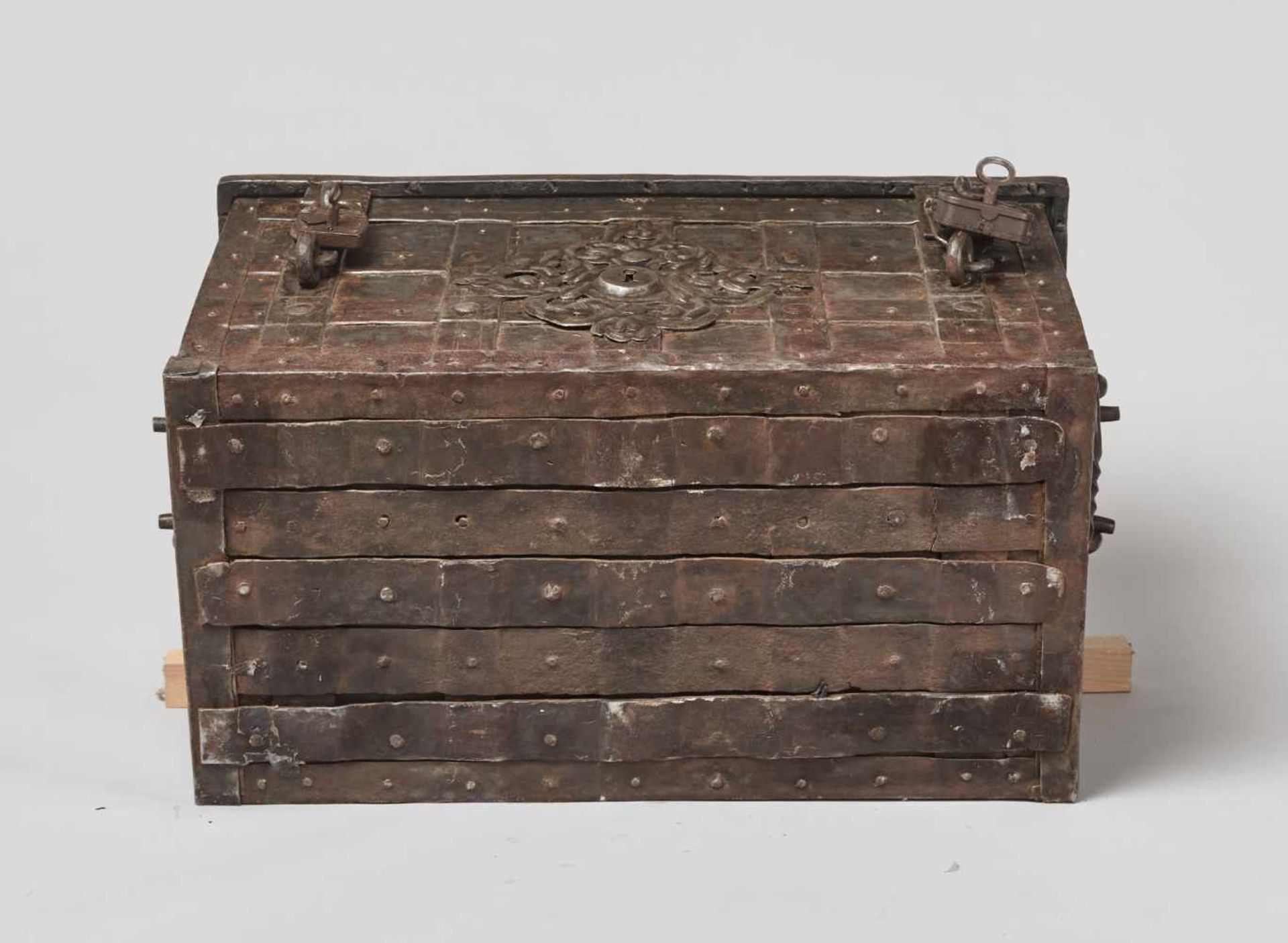 A 17th CENTURY GERMAN WROUGHT IRON ‘ARMADA’ CHEST WITH MERMAIDSWrought iron, paintGermany17th - Bild 13 aus 16