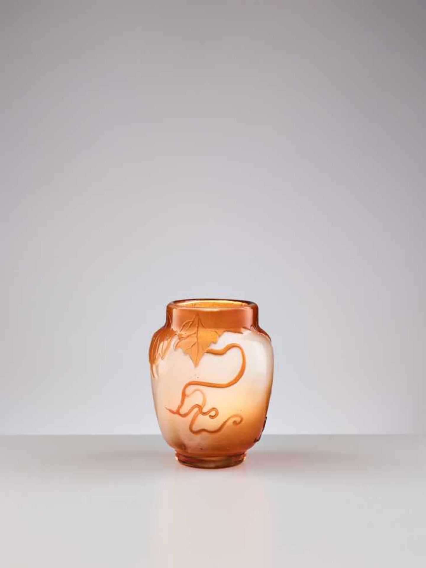 ÉMILE GALLÉ (1846-1904), FIRE-POLISHED CAMEO GLASS VASE WITH WINE GRAPESÉmile Gallé (1846-1904), - Image 3 of 8