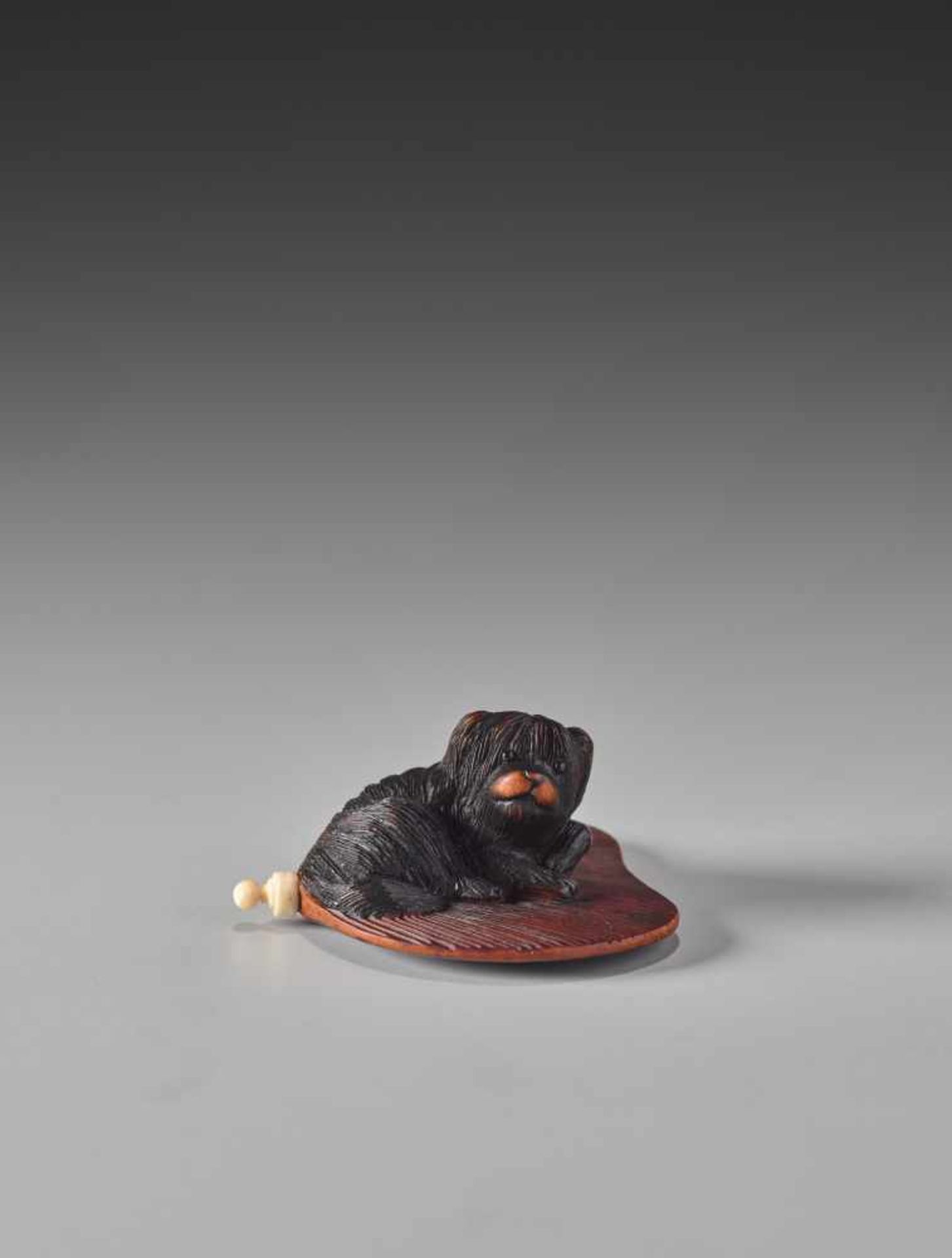 A FINE WOOD NETSUKE OF A PEKINGESE DOG ON A FAN WITH INSCRIBED LACQUER POEM BY MASATOMOWood - Image 5 of 9