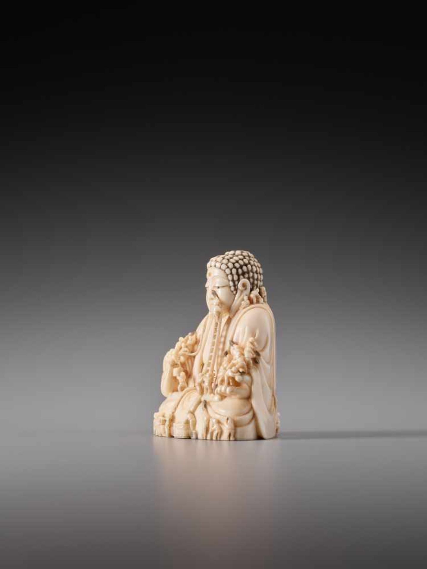 AN IVORY NETSUKE OF CLEANING THE NARA DAIBUTSU BY KEIUNIvory netsukeJapan, Kyoto/Uji20th - Image 5 of 10