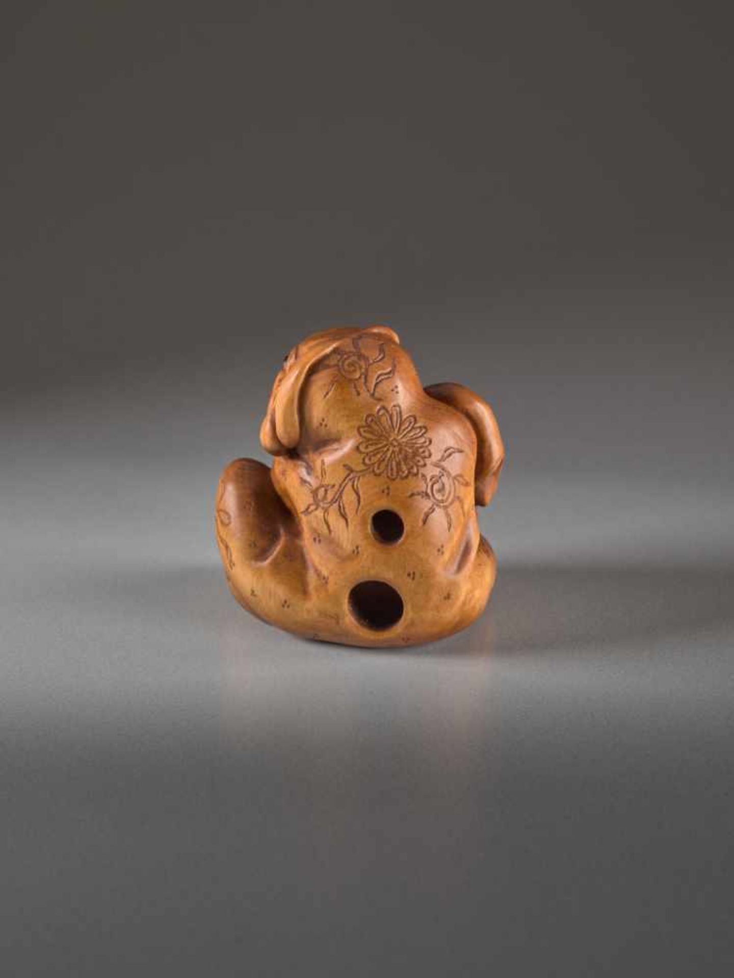 A BOXWOOD NETSUKE BY ALEXANDER DERKACHENKO OF DARUMABoxwood netsukeUkrainecontemporaryDaruma is - Image 3 of 6