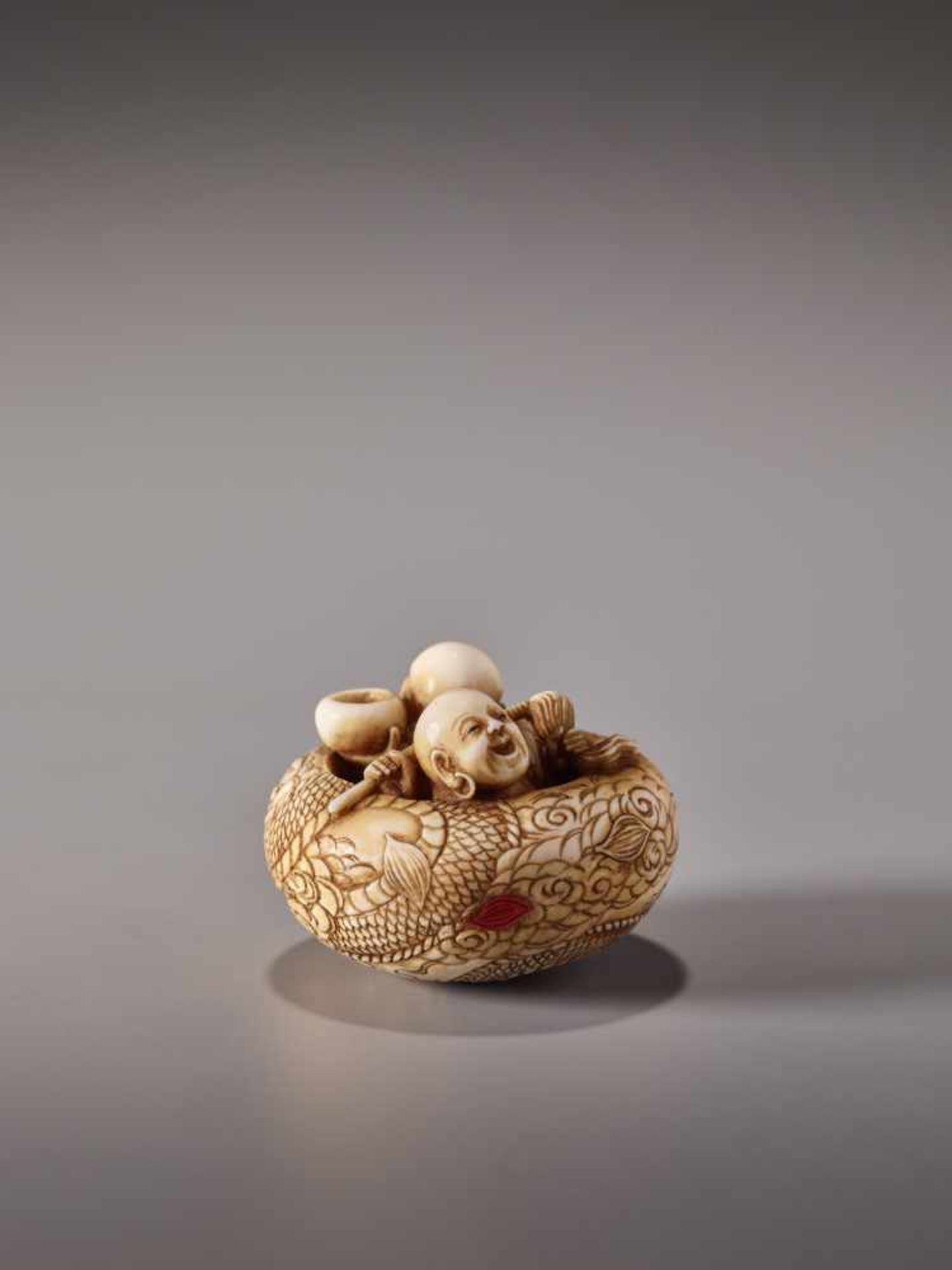 AN UNUSUAL IVORY MANJU NETSUKE WITH TWO MONKS IN AN ALMS BOWL BY SOKOKUIvory netsuke with lacquer - Bild 2 aus 8