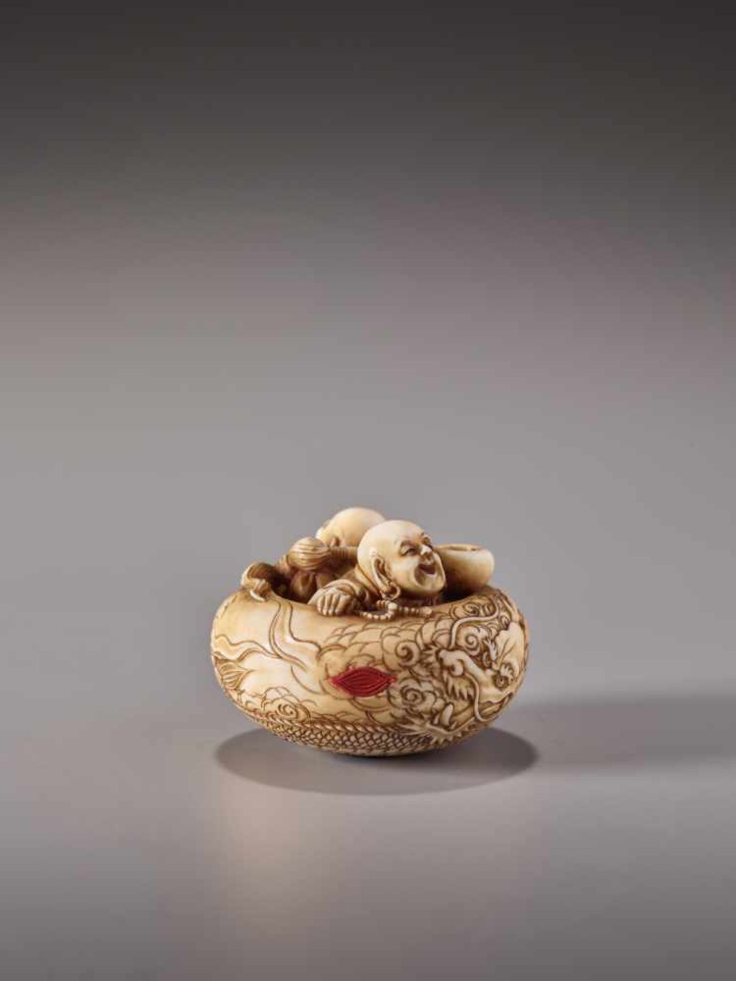 AN UNUSUAL IVORY MANJU NETSUKE WITH TWO MONKS IN AN ALMS BOWL BY SOKOKUIvory netsuke with lacquer - Image 3 of 8