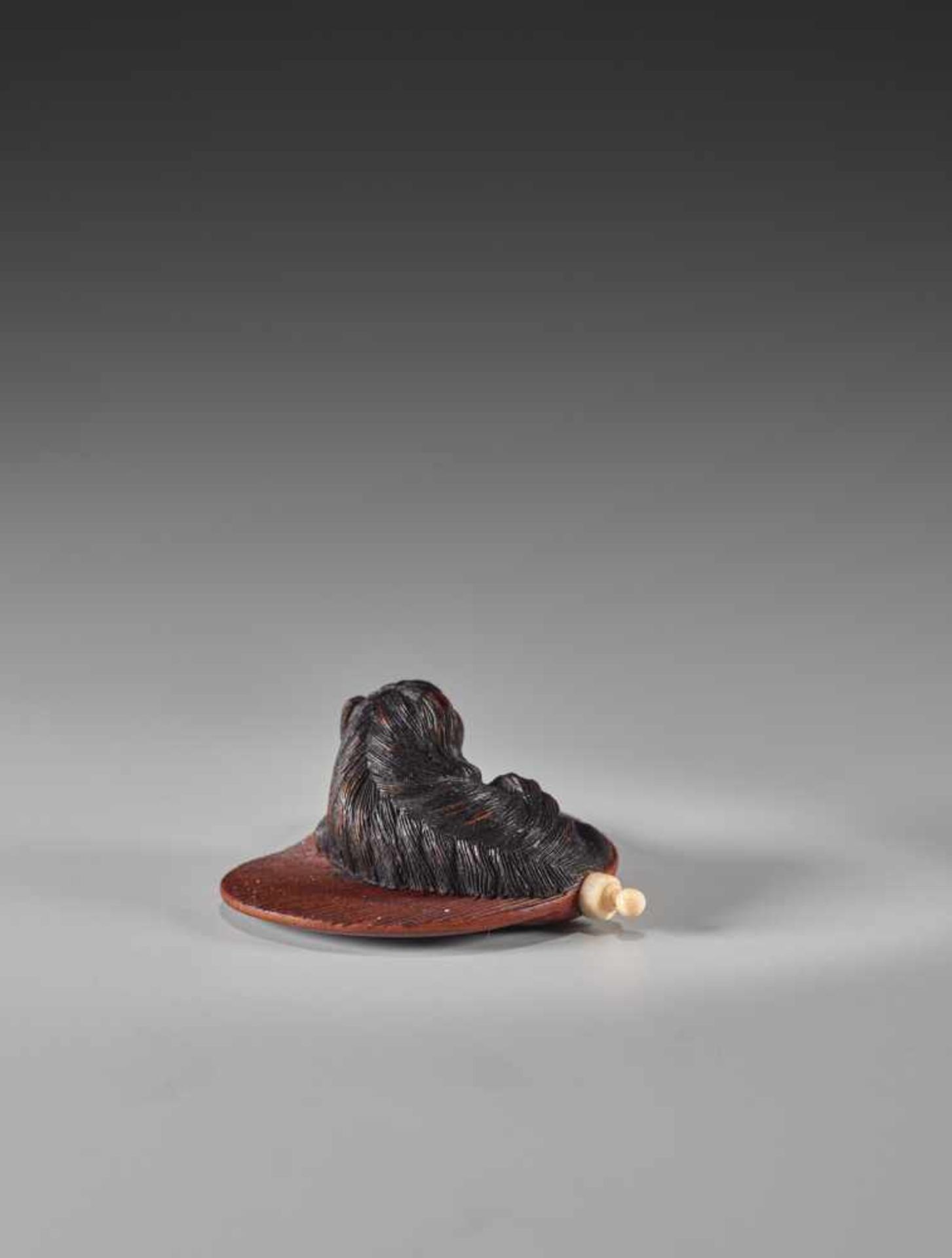 A FINE WOOD NETSUKE OF A PEKINGESE DOG ON A FAN WITH INSCRIBED LACQUER POEM BY MASATOMOWood - Image 6 of 9