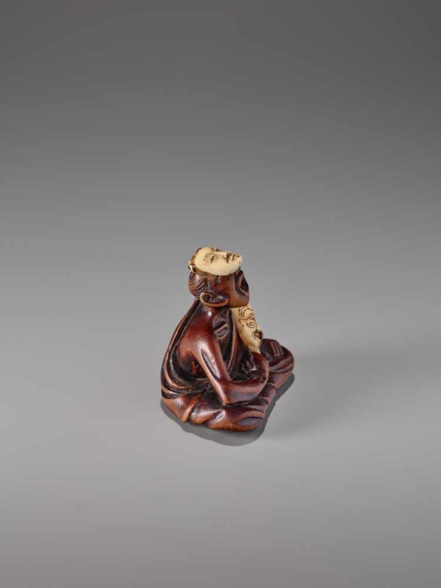 AN UNUSUAL WOOD AND IVORY NETSUKE OF A SNEEZER AS A NOH ACTOR BY HOKEIWood netsuke with - Image 4 of 7