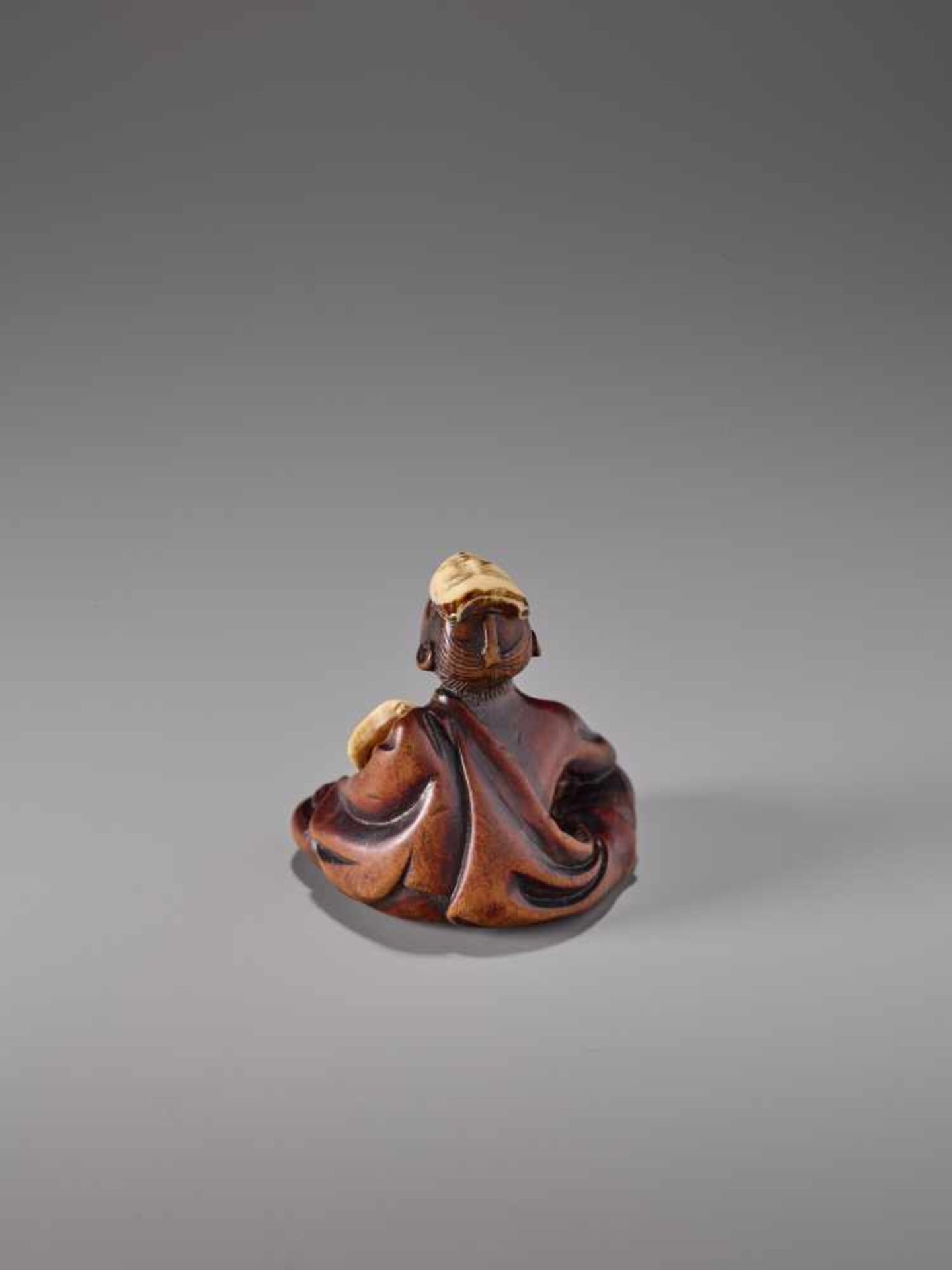 AN UNUSUAL WOOD AND IVORY NETSUKE OF A SNEEZER AS A NOH ACTOR BY HOKEIWood netsuke with - Image 3 of 7