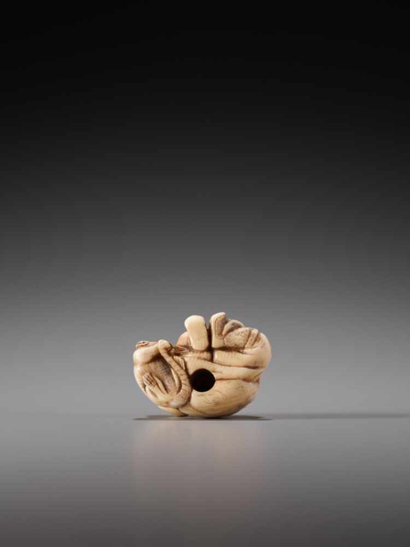 A CHARMING IVORY NETSUKE OF DAIKOKU WITH RATIvory netsukeJapan19th century, Edo period (1615-1868) - Image 4 of 5