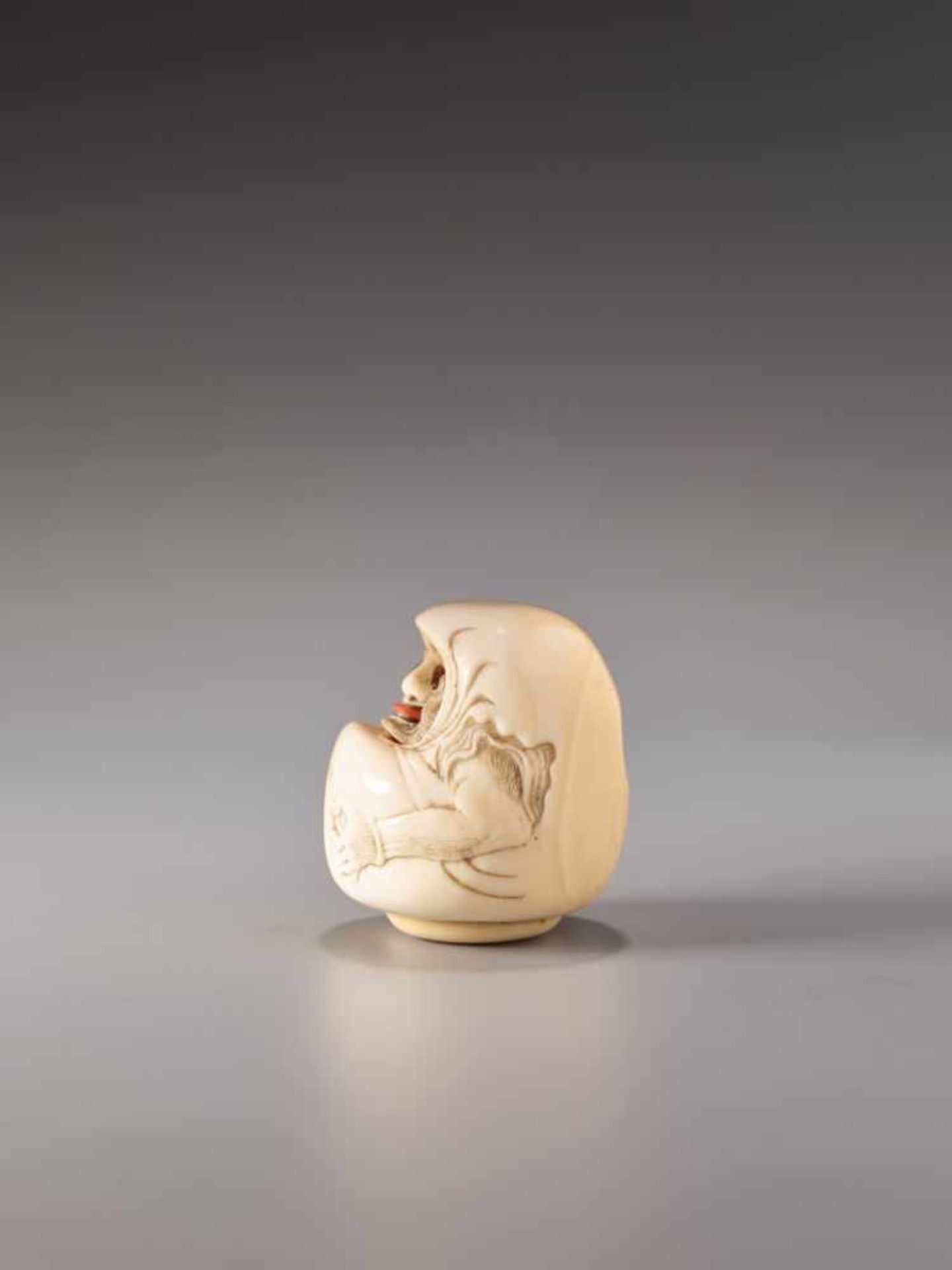 A RARE IVORY KARAKURI (TRICK) NETSUKE OF DARUMA DOLL BY SENKOKU (?)Ivory netsukeJapan19th century, - Image 6 of 9