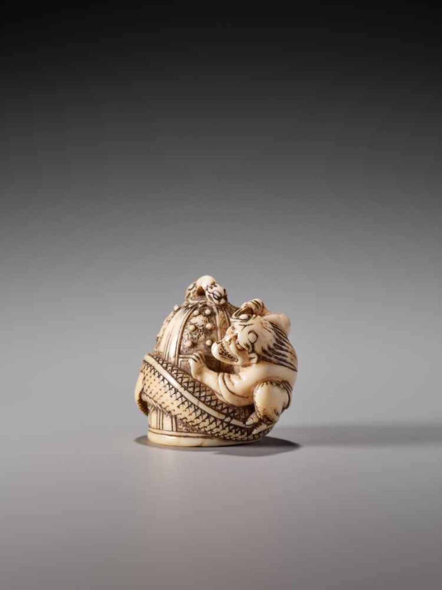 A VERY RARE IVORY NETSUKE OF KIYOHIME WRAPPED AROUND THE TEMPLE BELL IN DOJO-JI BY TOMOKOTOIvory - Image 7 of 10