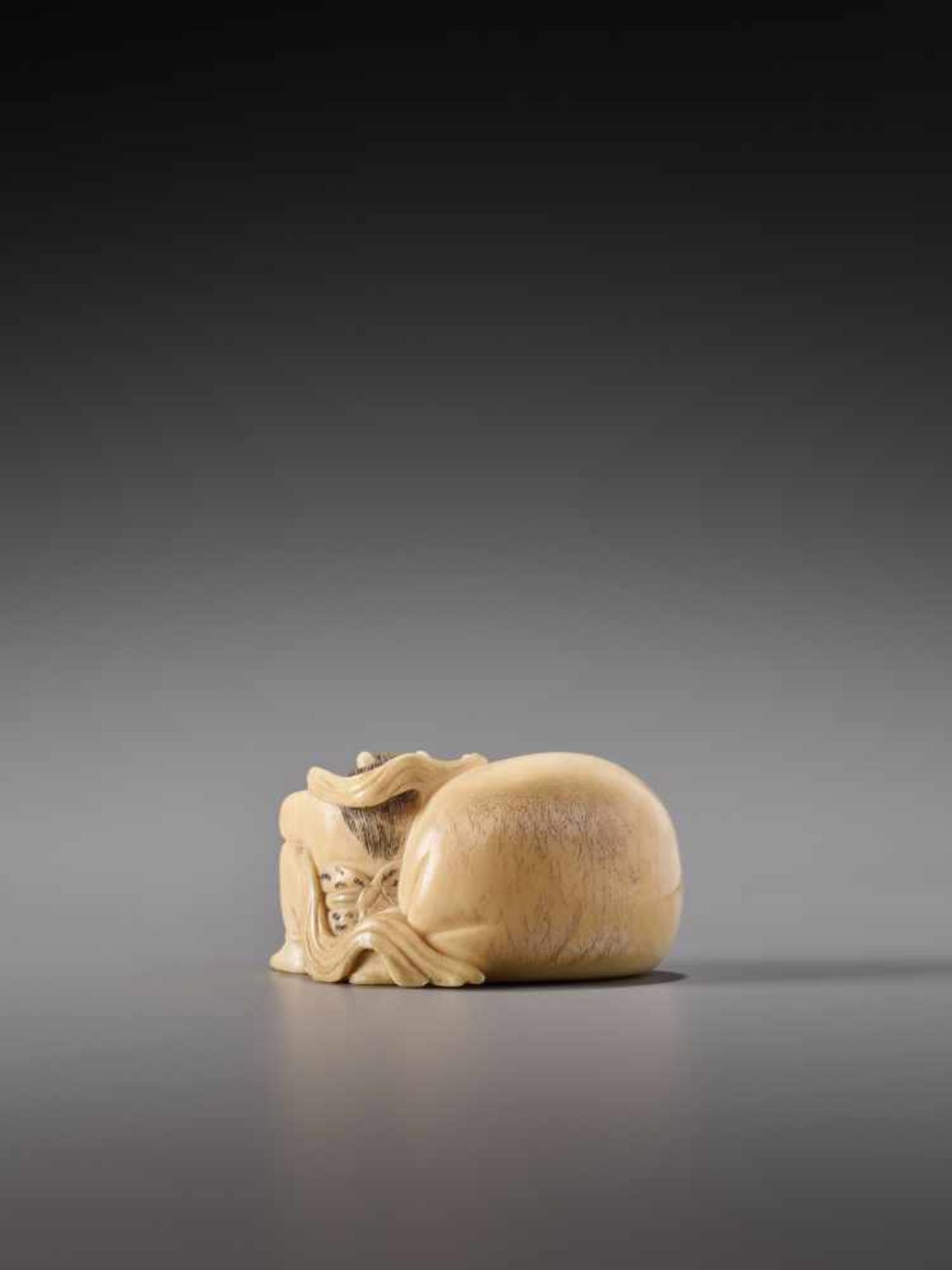 AN IVORY NETSUKE OF FUTEN WITH HIS BAG OF WIND BY TOMONOBUIvory netsukeJapan19th century, Edo period - Image 3 of 6