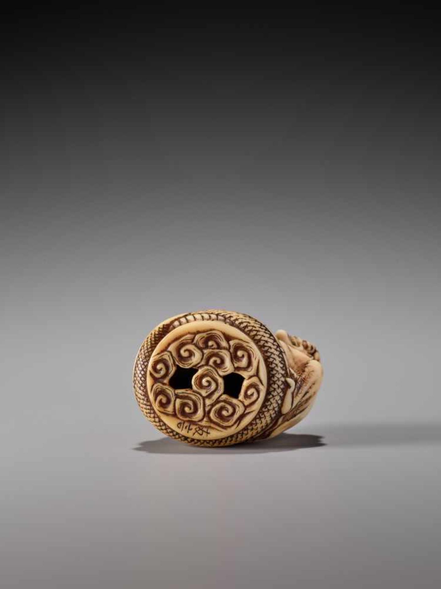 A VERY RARE IVORY NETSUKE OF KIYOHIME WRAPPED AROUND THE TEMPLE BELL IN DOJO-JI BY TOMOKOTOIvory - Image 8 of 10