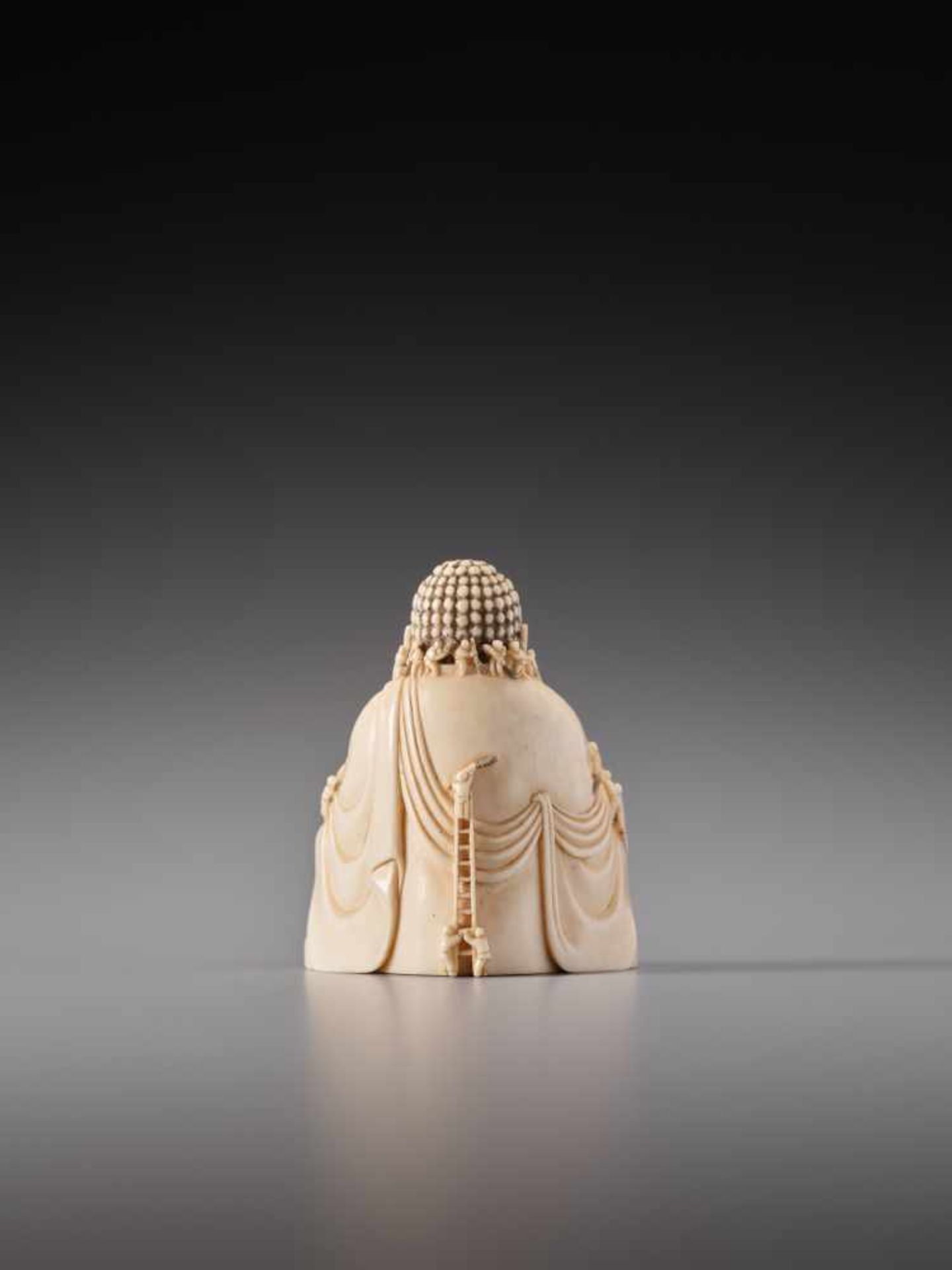 AN IVORY NETSUKE OF CLEANING THE NARA DAIBUTSU BY KEIUNIvory netsukeJapan, Kyoto/Uji20th - Bild 6 aus 10