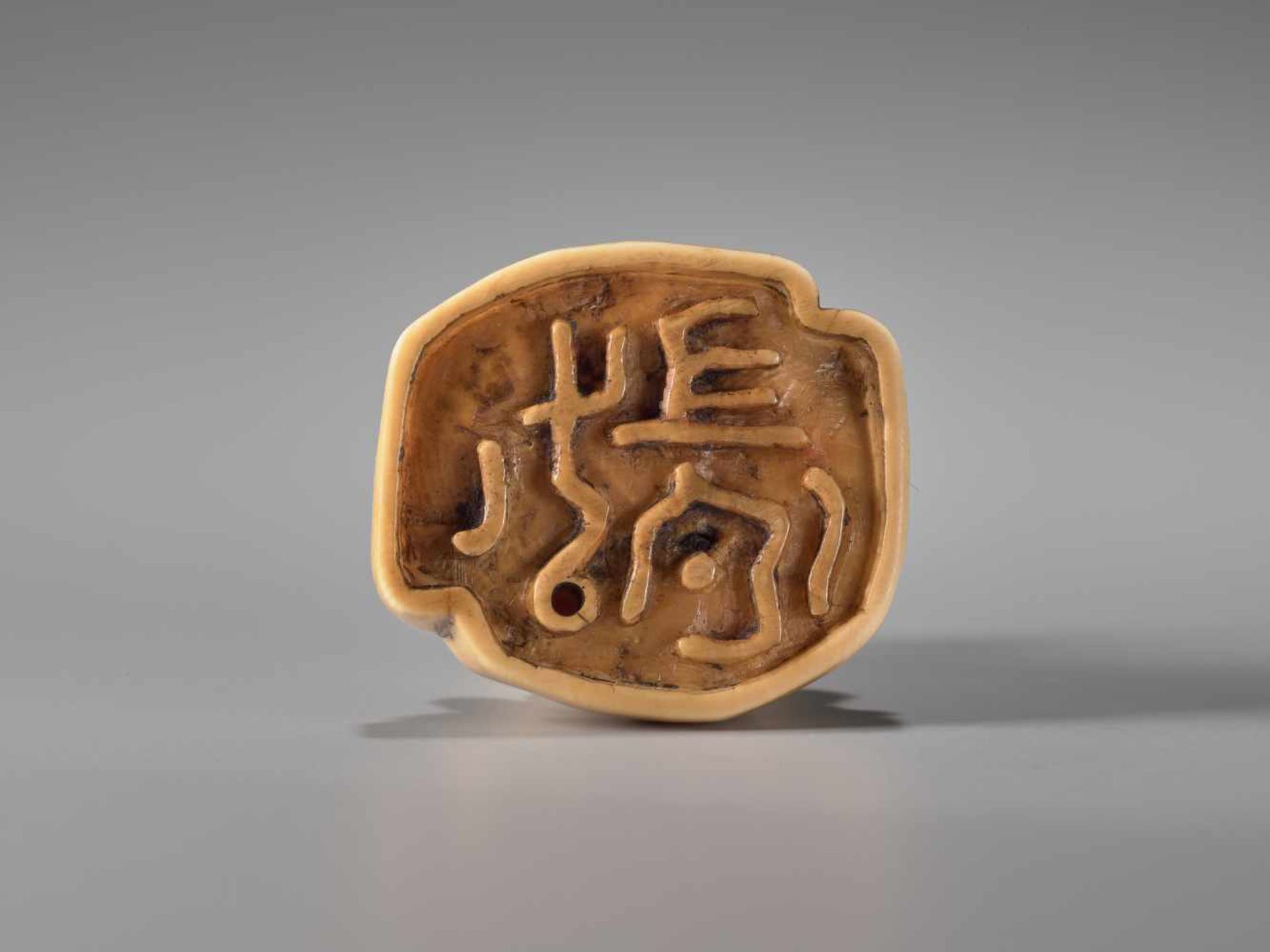 A RARE DEER HORN SEAL NETSUKE OF A DRUNK PORTUGUESE AND DUTCHMANDeer horn seal netsukeDeer horn seal - Image 4 of 4