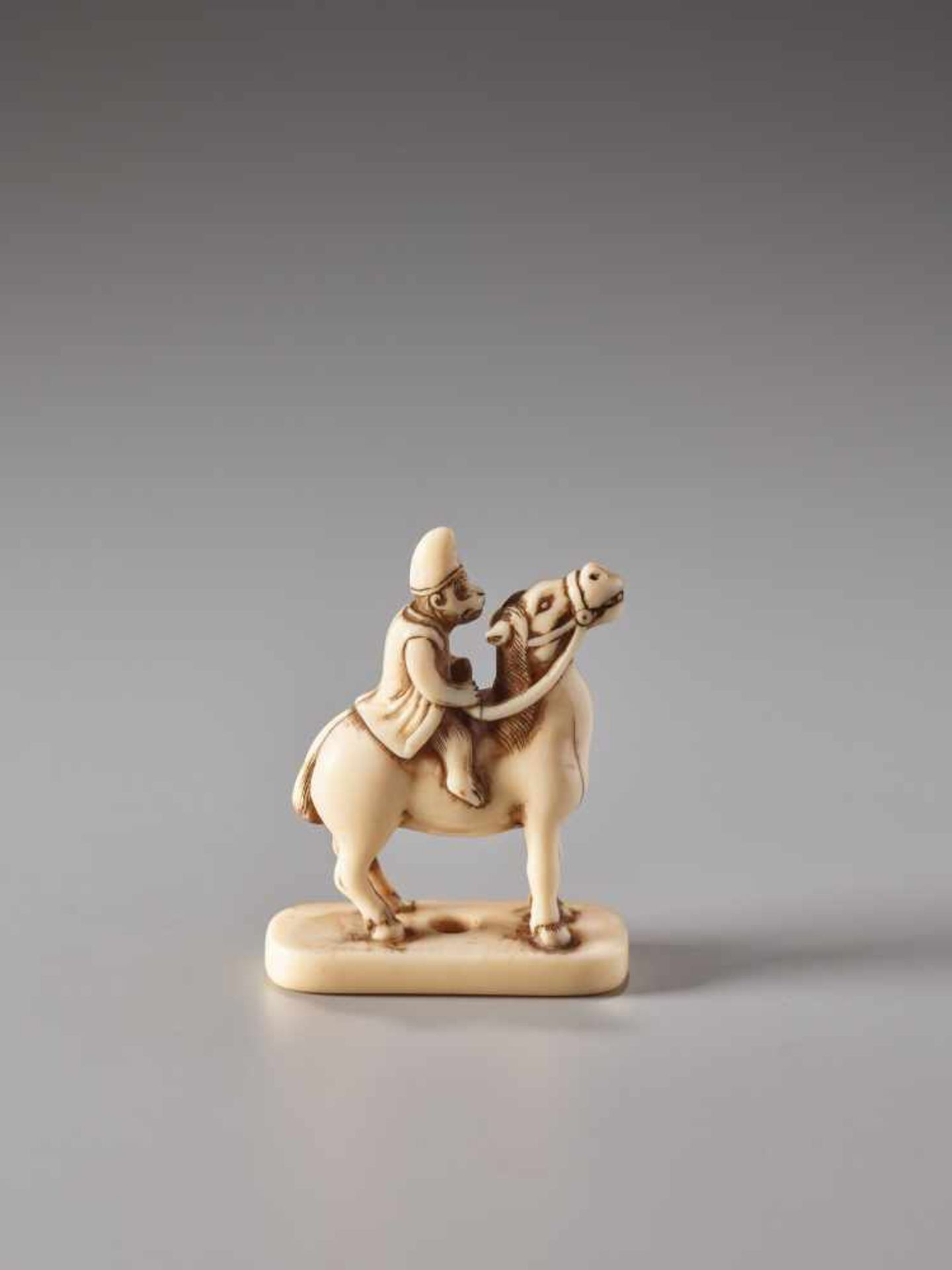 AN IVORY NETSUKE OF A MONKEY ON A HORSEIvory netsukeJapan19th century, Edo period (1615-1868)The - Image 4 of 6