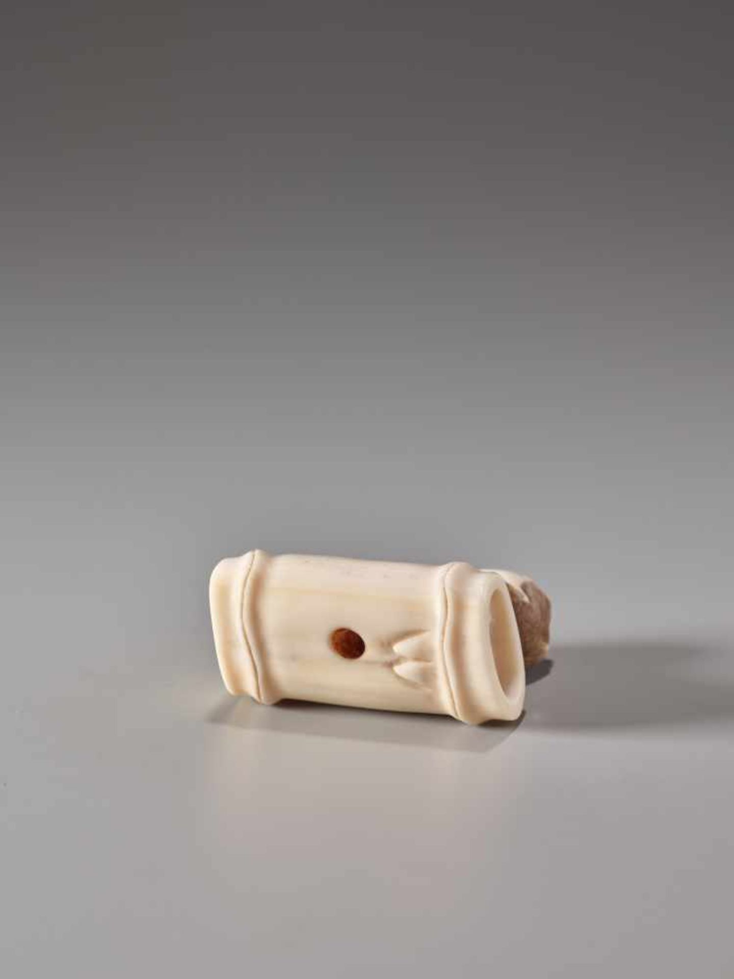 AN AMUSING IVORY NETSUKE OF A TIGER ON BAMBOOIvory netsukeJapan, Kansai region19th century, Edo - Image 6 of 6