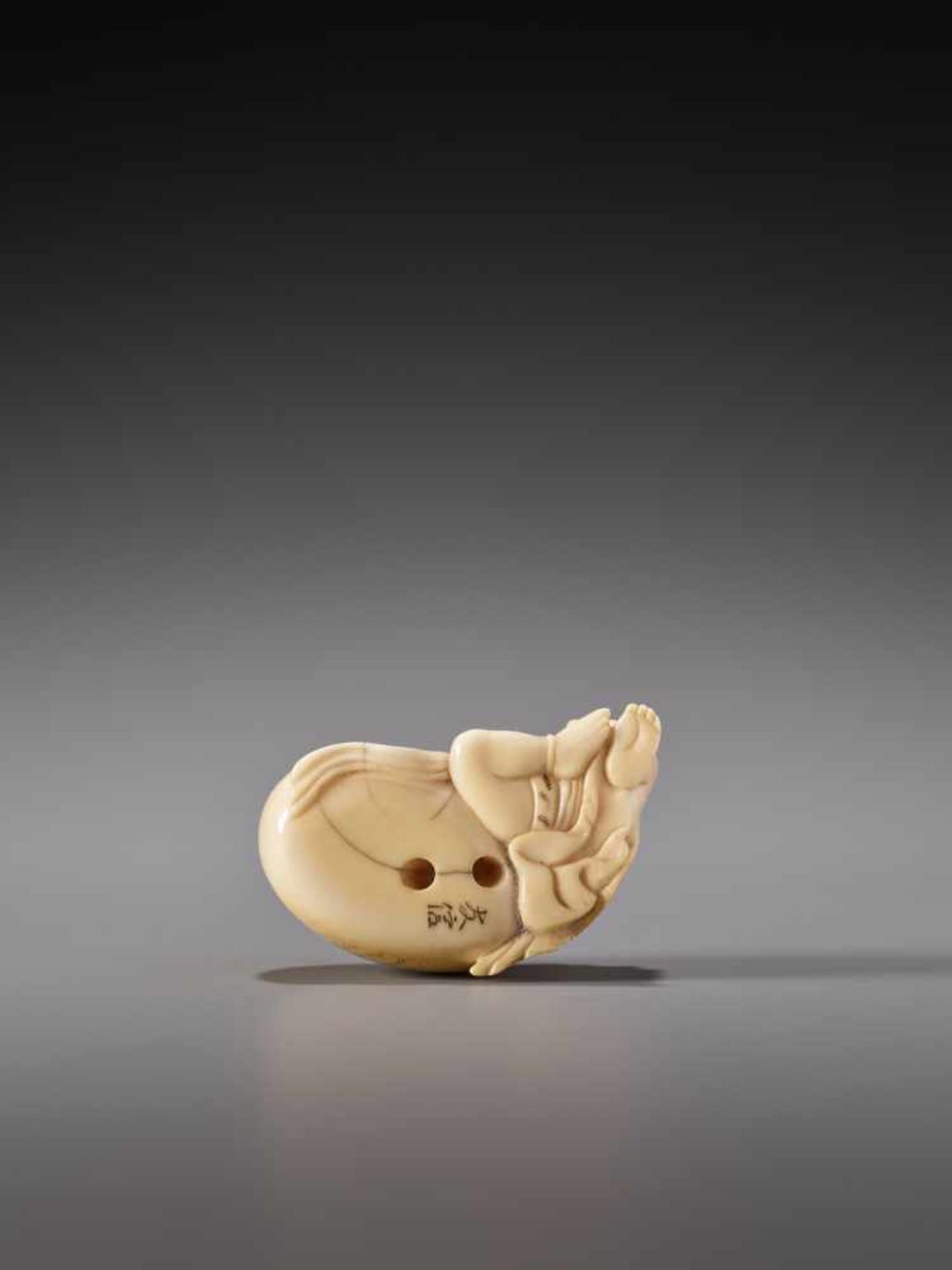 AN IVORY NETSUKE OF FUTEN WITH HIS BAG OF WIND BY TOMONOBUIvory netsukeJapan19th century, Edo period - Image 4 of 6