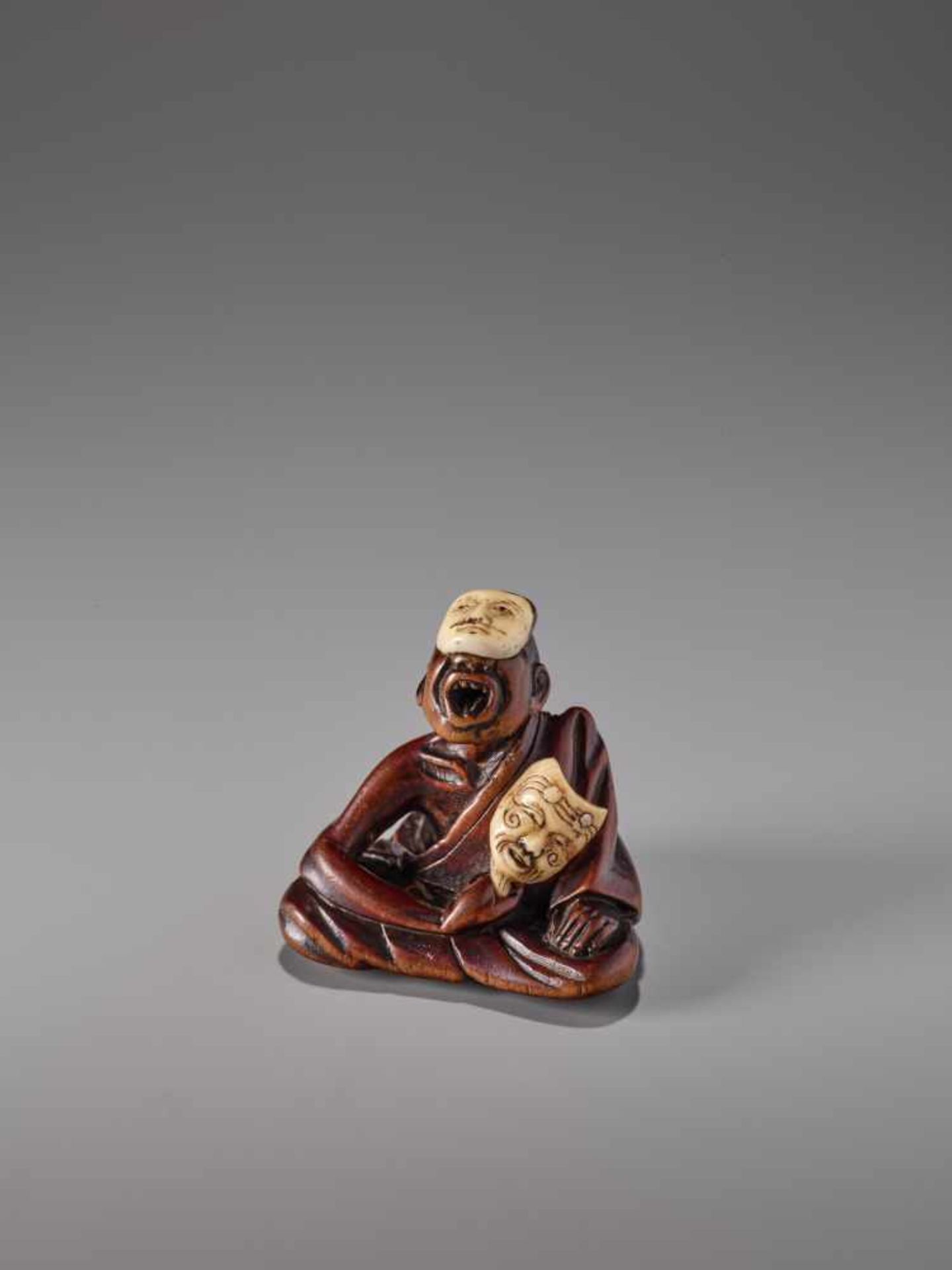 AN UNUSUAL WOOD AND IVORY NETSUKE OF A SNEEZER AS A NOH ACTOR BY HOKEIWood netsuke with - Image 2 of 7
