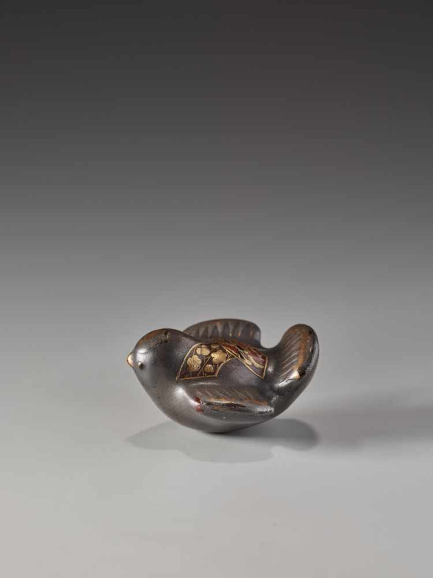 A SMALL AND RARE LACQUERED WOOD NETSUKE OF A CHIDORILacquered wood netsukeJapan19th century, Edo - Image 5 of 7