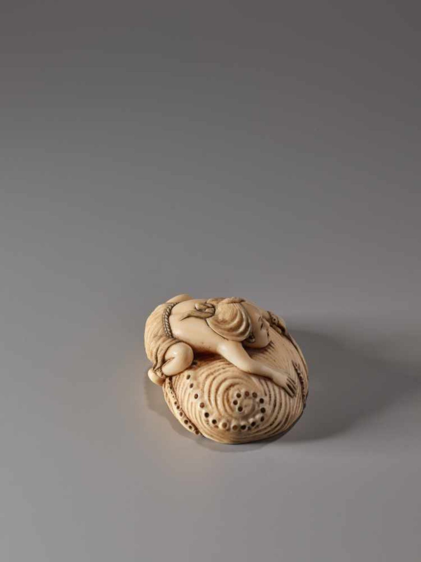 AN IVORY NETSUKE OF A FISHER GIRL AND OCTOPUS ON A GIANT AWABIIvory netsukeJapan19th century, Edo - Image 8 of 9