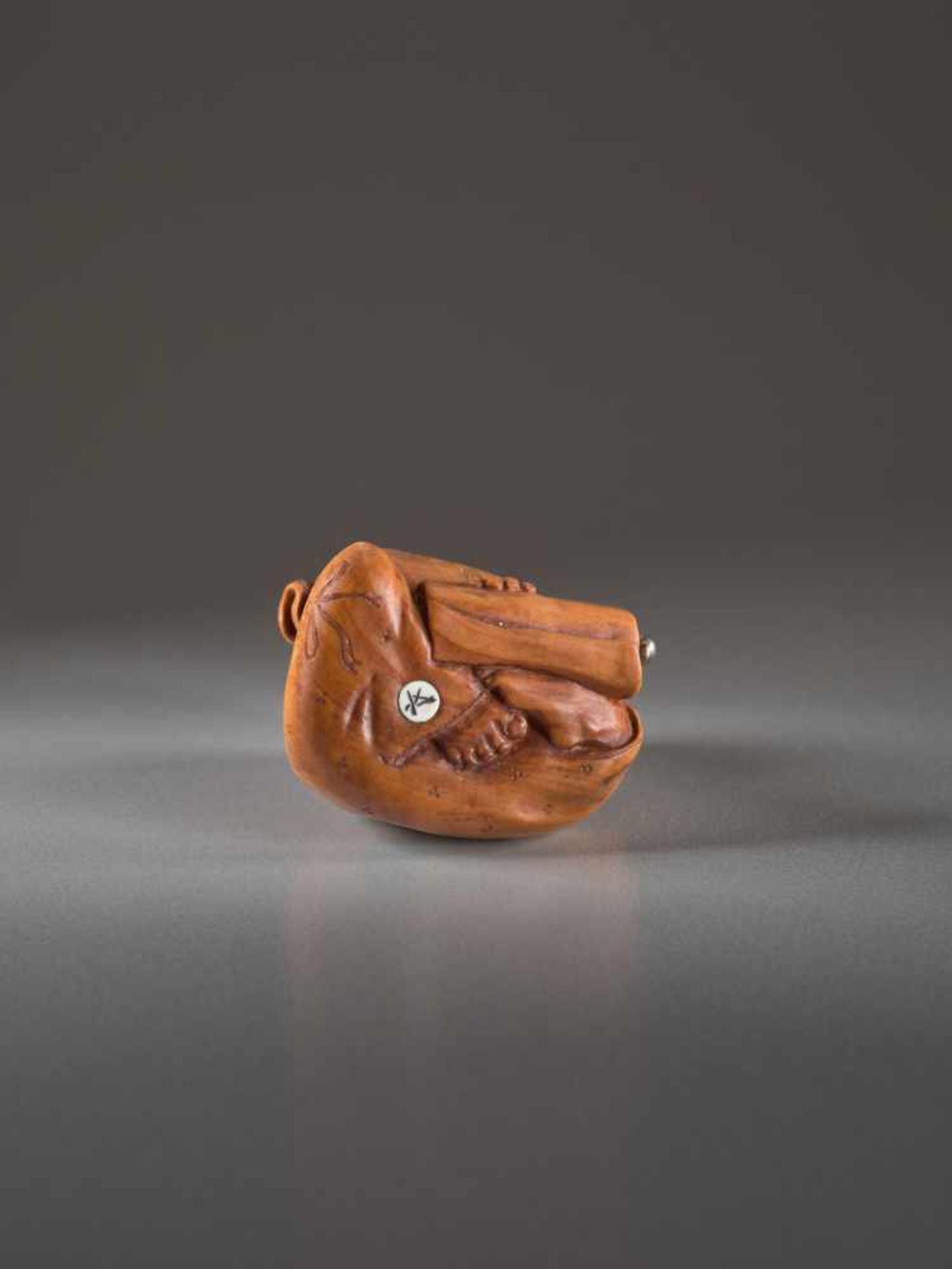 A BOXWOOD NETSUKE BY ALEXANDER DERKACHENKO OF DARUMABoxwood netsukeUkrainecontemporaryDaruma is - Image 5 of 6