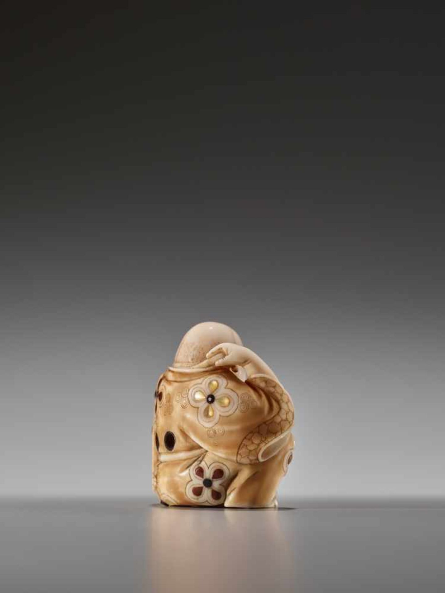 A TOKYO SCHOOL INLAID SPERM WHALE TOOTH NETSUKE OF HOTEI SCRATCHING HIS BACK BY GYOKUZANSperm - Image 5 of 6