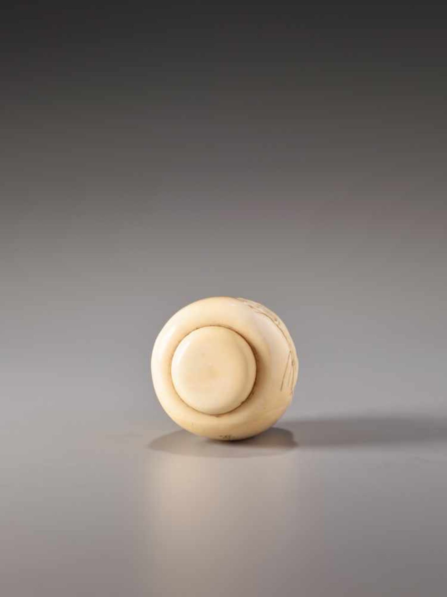 A RARE IVORY KARAKURI (TRICK) NETSUKE OF DARUMA DOLL BY SENKOKU (?)Ivory netsukeJapan19th century, - Image 8 of 9