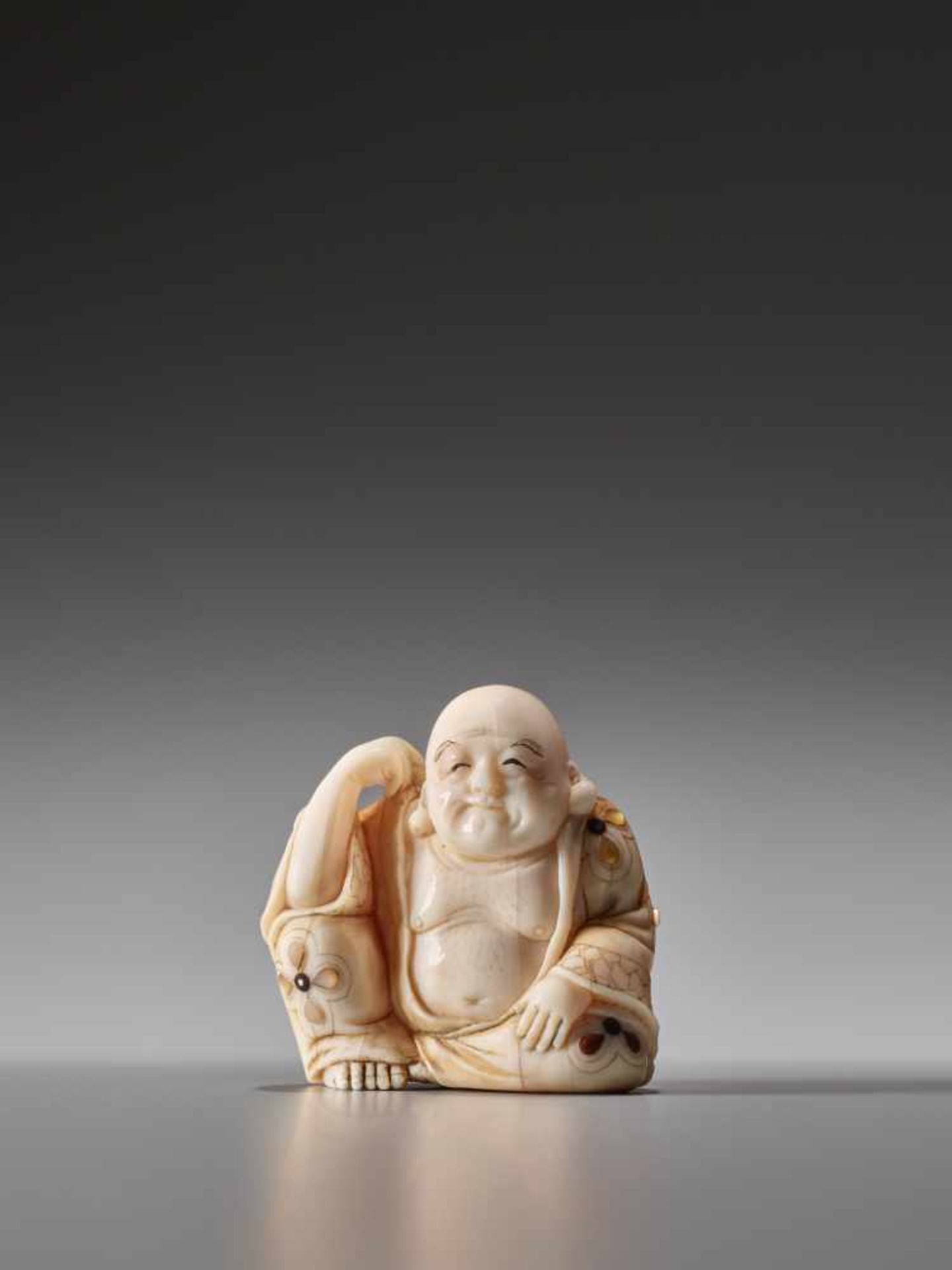 A TOKYO SCHOOL INLAID SPERM WHALE TOOTH NETSUKE OF HOTEI SCRATCHING HIS BACK BY GYOKUZANSperm - Image 3 of 6