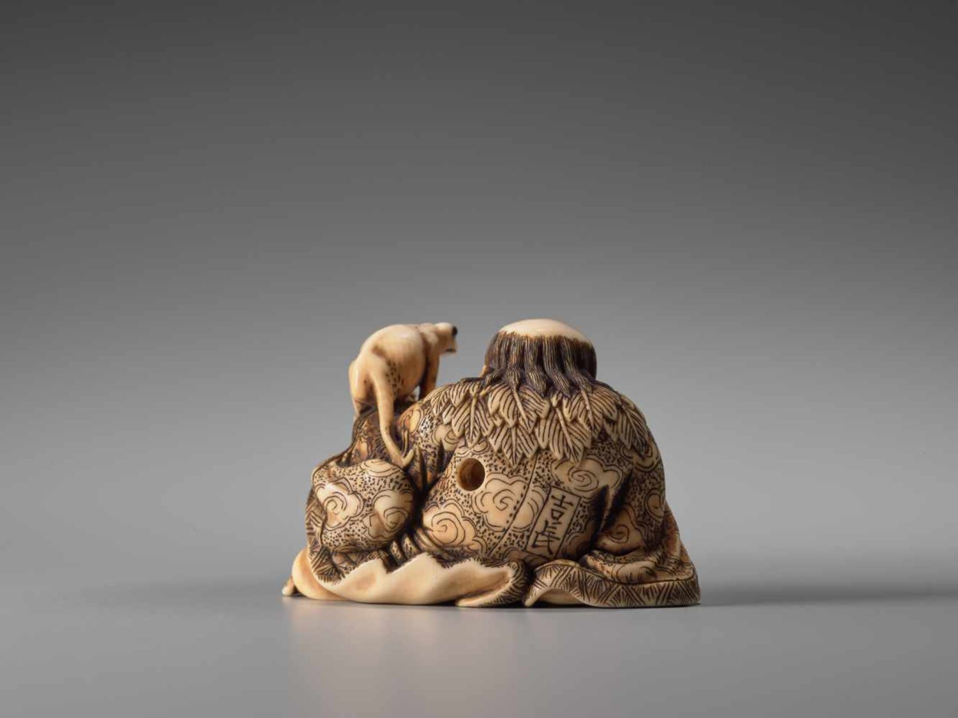 AN EXCELLENT IVORY NETSUKE OF GAMA SENNIN BY YOSHINAGAIvory netsukeJapan, Kyotolate 18th century, - Image 4 of 8