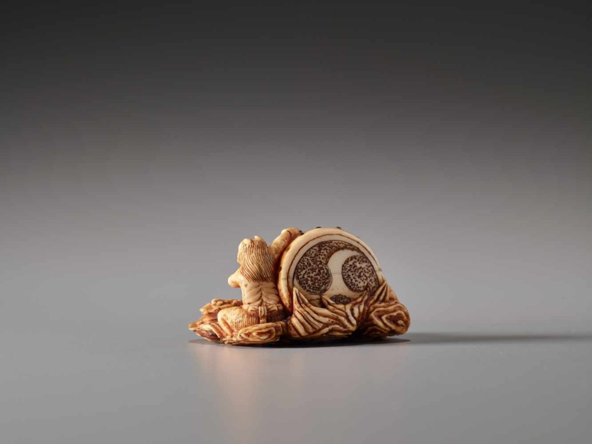 AN IVORY NETSUKE OF RAIJIN BEATING HIS DRUMIvory netsuke with horn inlaysJapanlate 18th to early - Image 4 of 6