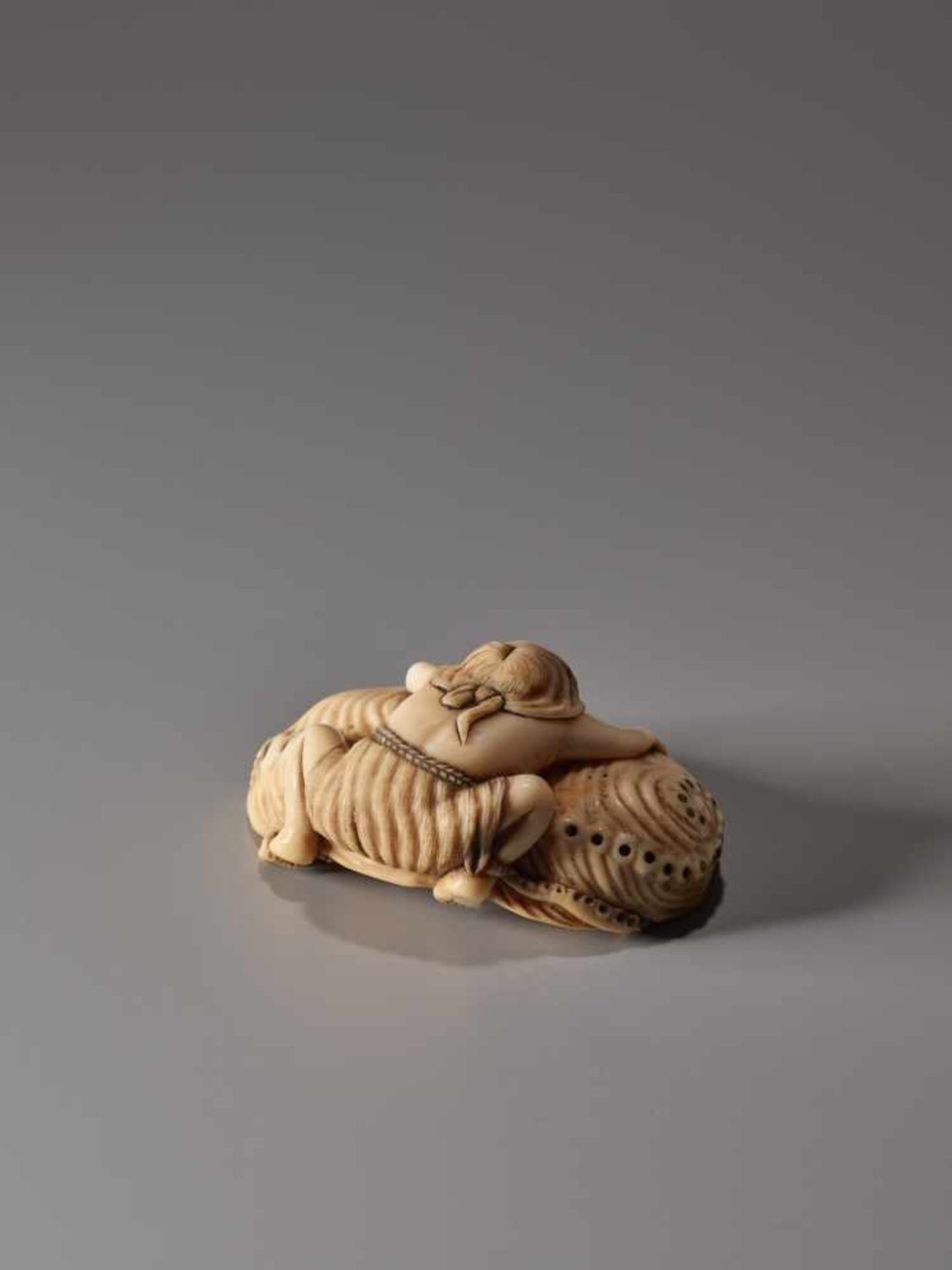 AN IVORY NETSUKE OF A FISHER GIRL AND OCTOPUS ON A GIANT AWABIIvory netsukeJapan19th century, Edo - Image 7 of 9