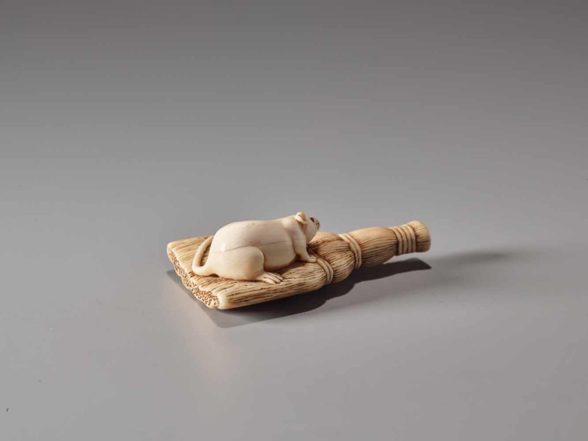 AN IVORY NETSUKE OF A RAT ON A BROOMIvory netsukeJapan19th century, Edo period (1615-1868)This - Image 3 of 4