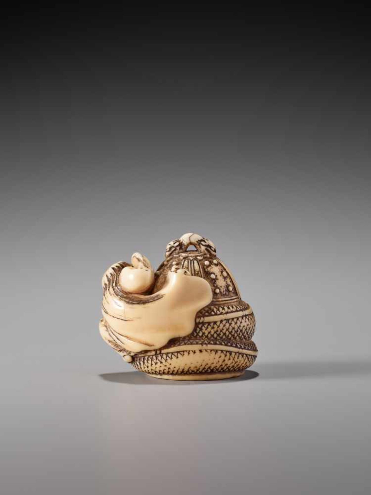 A VERY RARE IVORY NETSUKE OF KIYOHIME WRAPPED AROUND THE TEMPLE BELL IN DOJO-JI BY TOMOKOTOIvory - Image 4 of 10