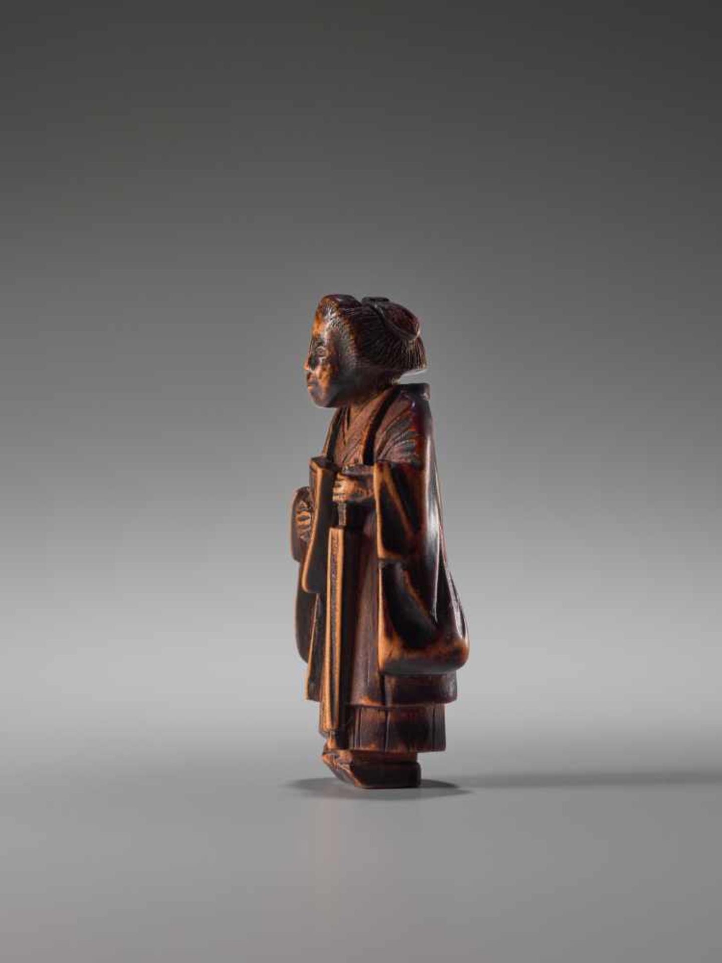 A WOOD NETSUKE OF A LADY WITH BOOK AND UMBRELLAWood netsukeJapan1st half of 19th century, Edo period - Image 3 of 6