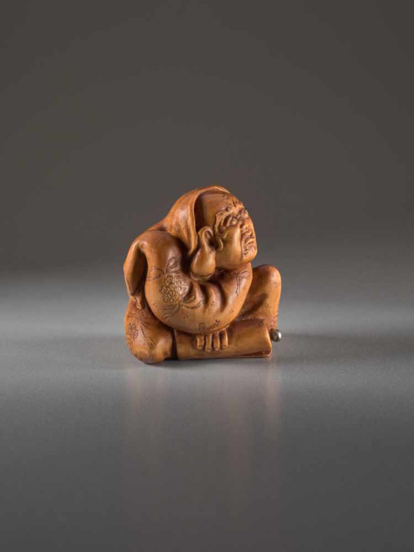 A BOXWOOD NETSUKE BY ALEXANDER DERKACHENKO OF DARUMABoxwood netsukeUkrainecontemporaryDaruma is - Image 4 of 6