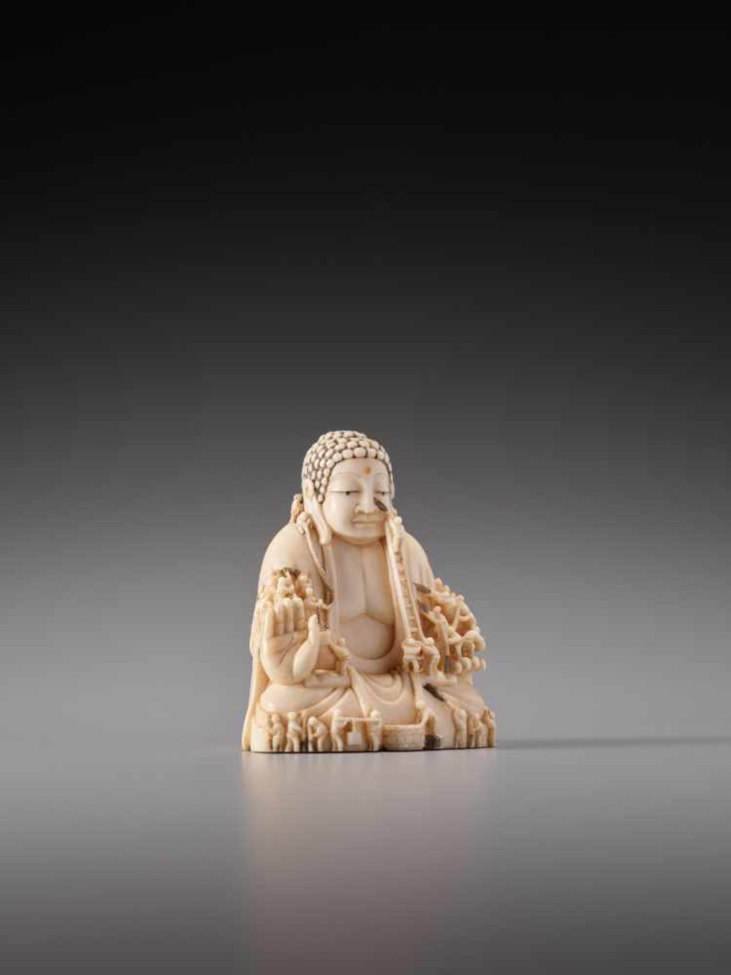 AN IVORY NETSUKE OF CLEANING THE NARA DAIBUTSU BY KEIUNIvory netsukeJapan, Kyoto/Uji20th - Image 4 of 10