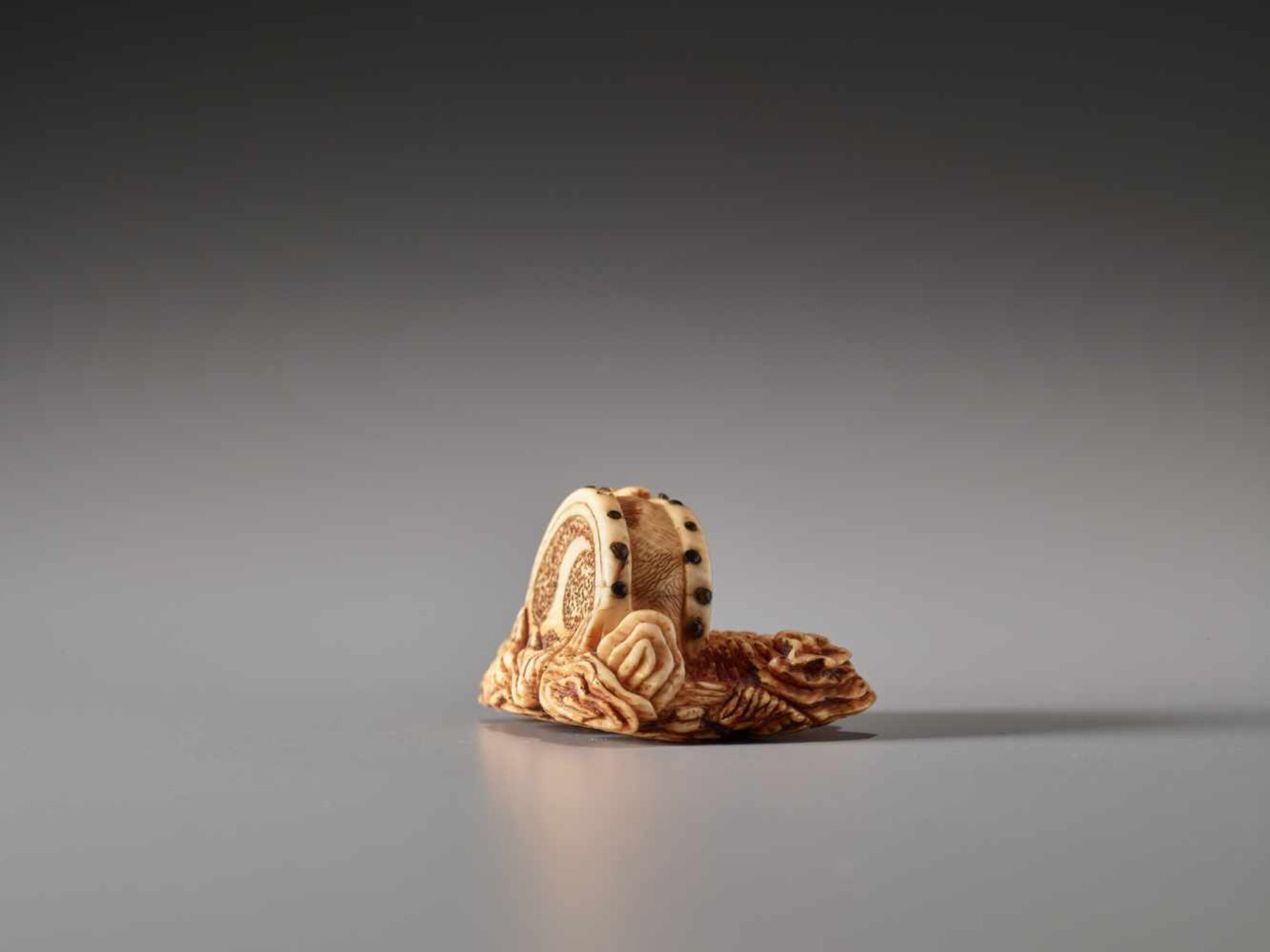 AN IVORY NETSUKE OF RAIJIN BEATING HIS DRUMIvory netsuke with horn inlaysJapanlate 18th to early - Image 6 of 6