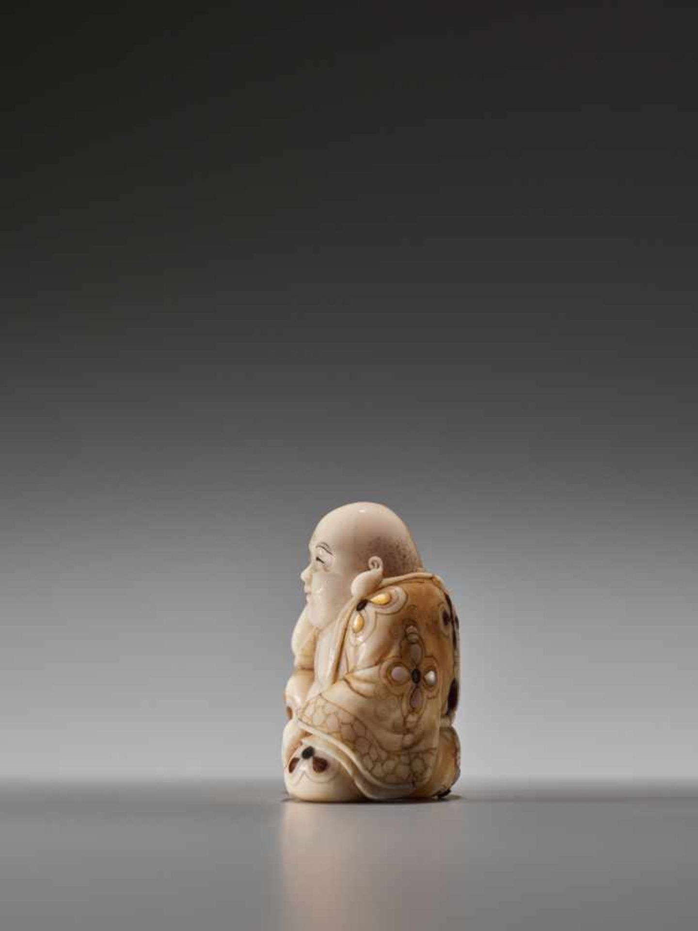 A TOKYO SCHOOL INLAID SPERM WHALE TOOTH NETSUKE OF HOTEI SCRATCHING HIS BACK BY GYOKUZANSperm - Image 4 of 6